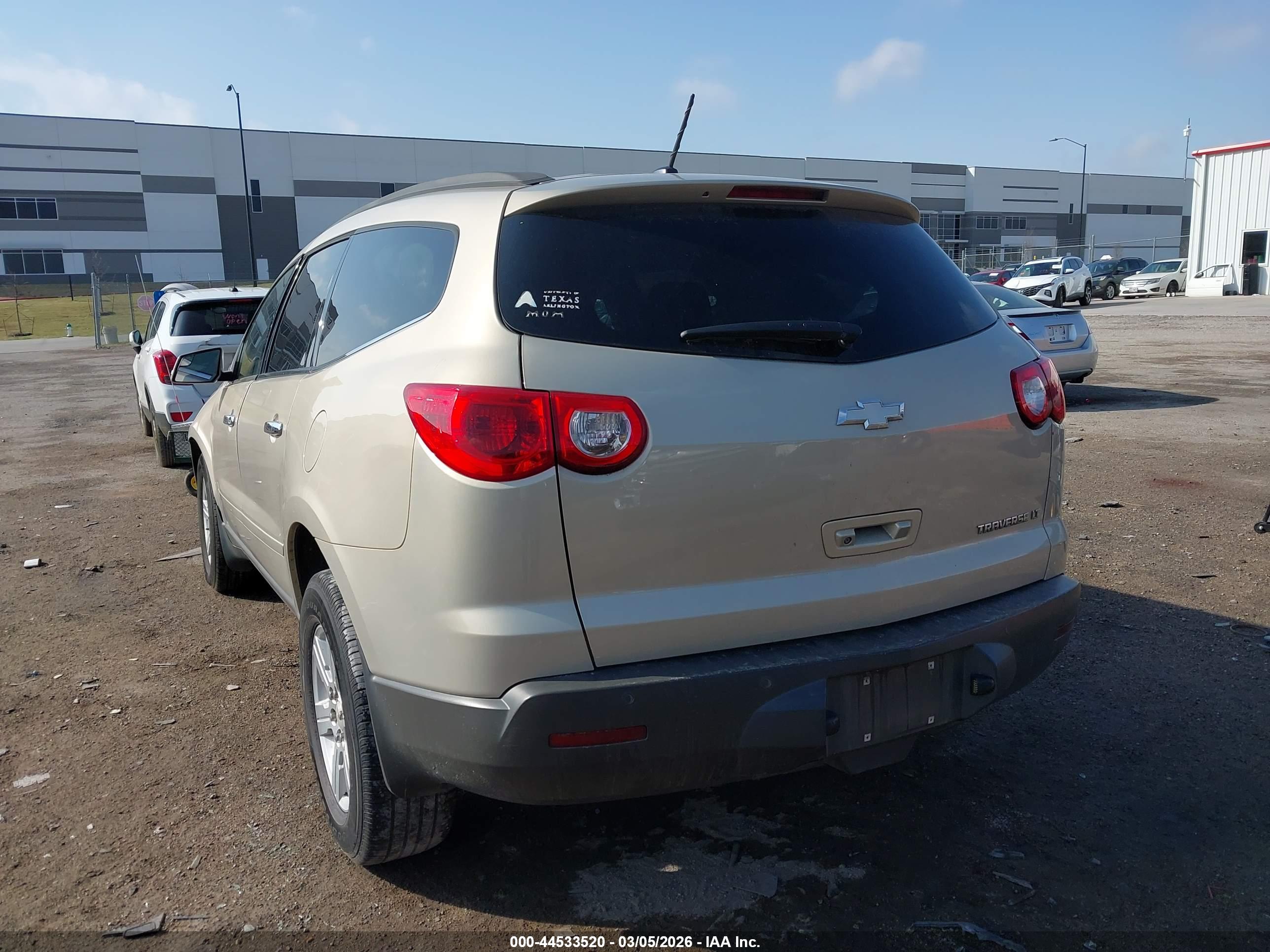CHEVROLET TRAVERSE image 3