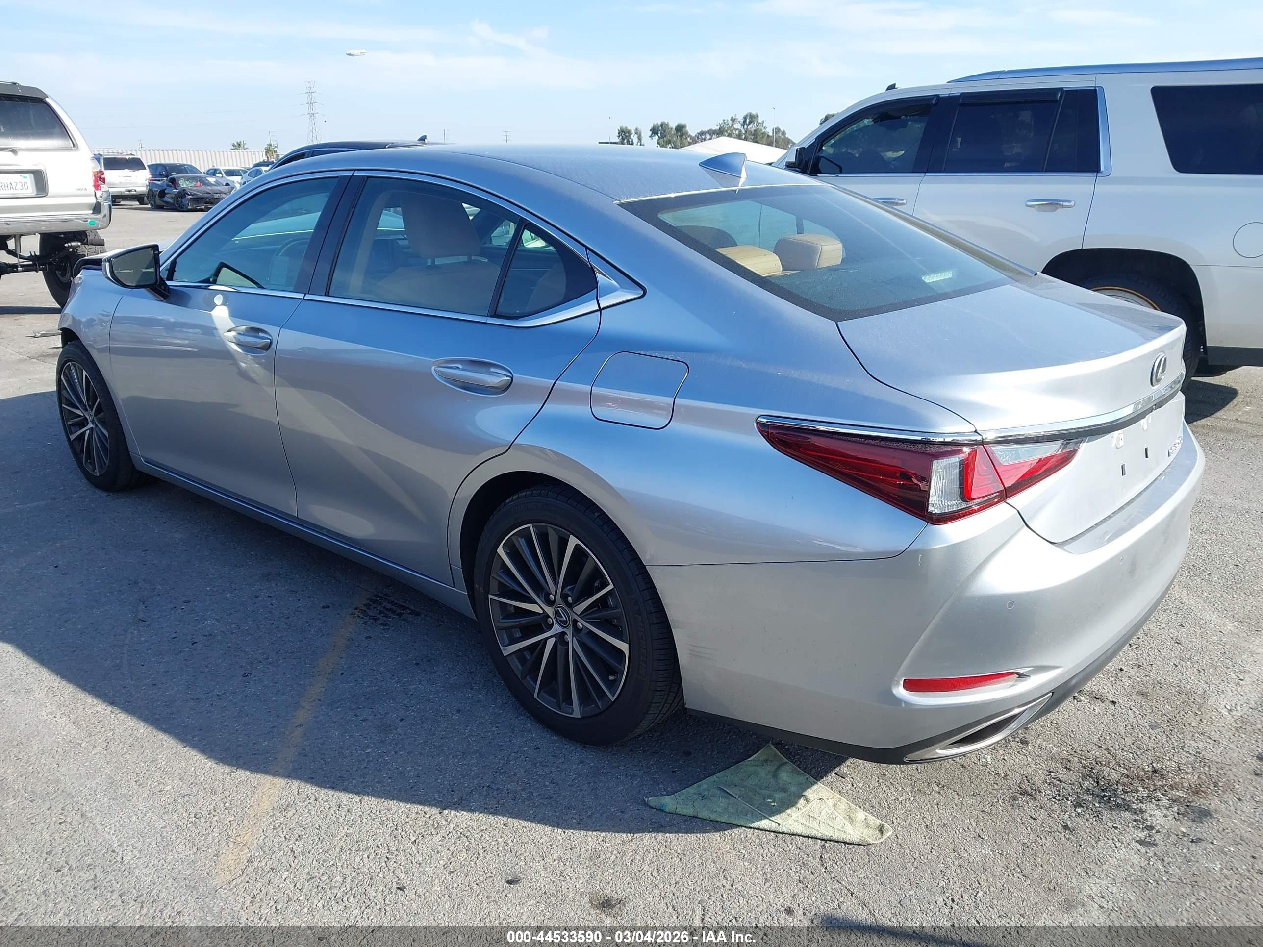 LEXUS ES image 3