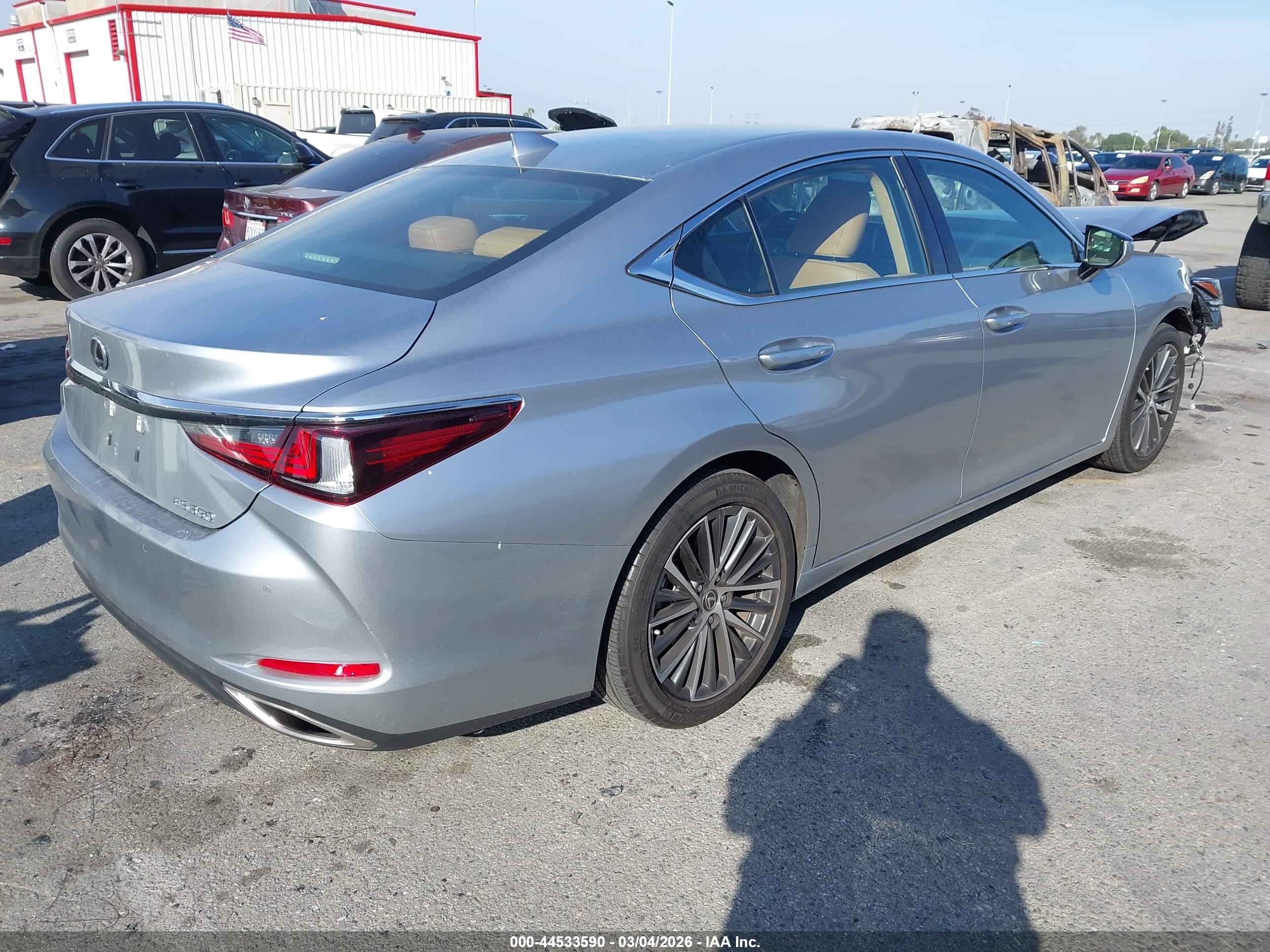 LEXUS ES image 4