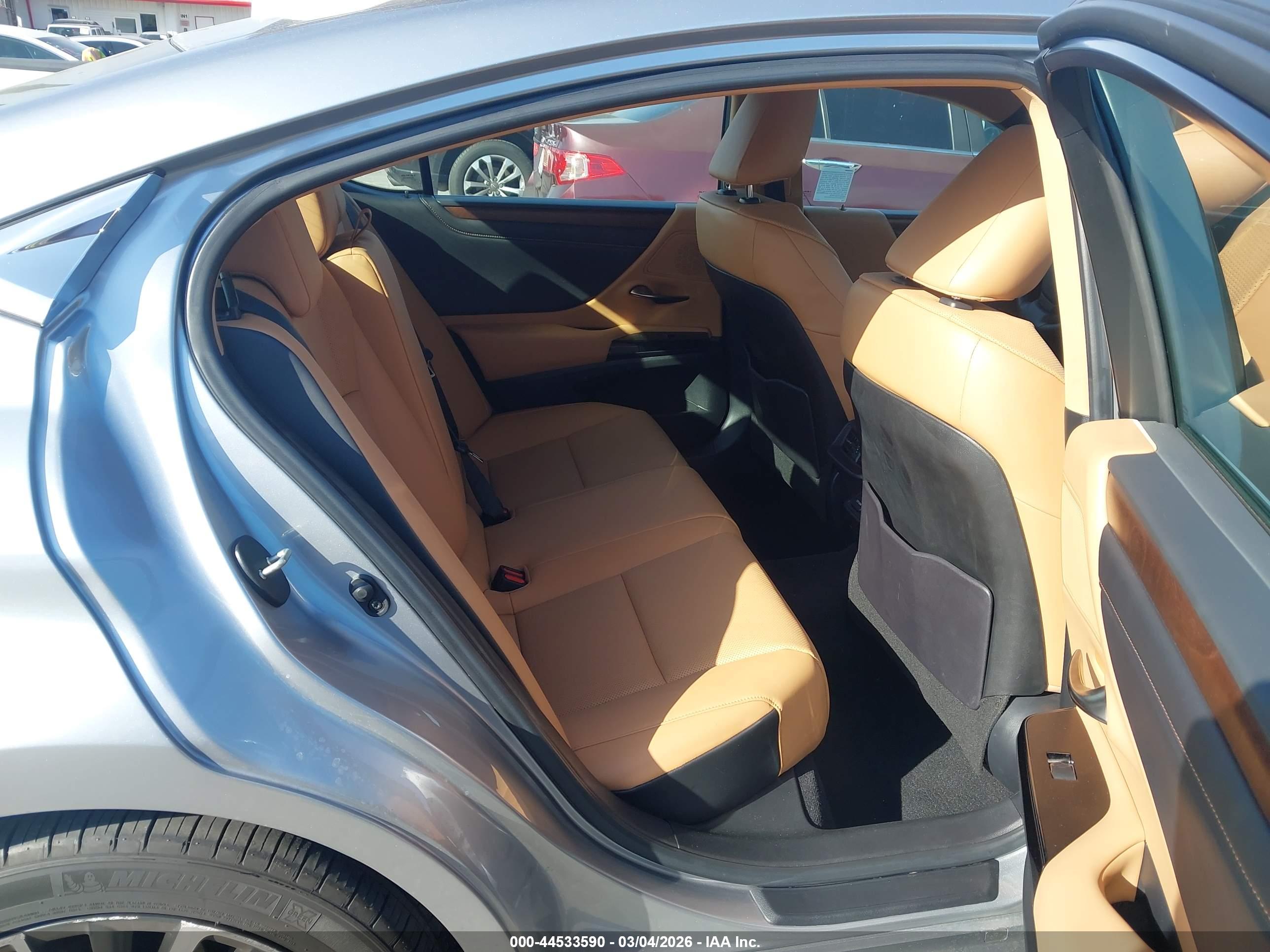 LEXUS ES image 8