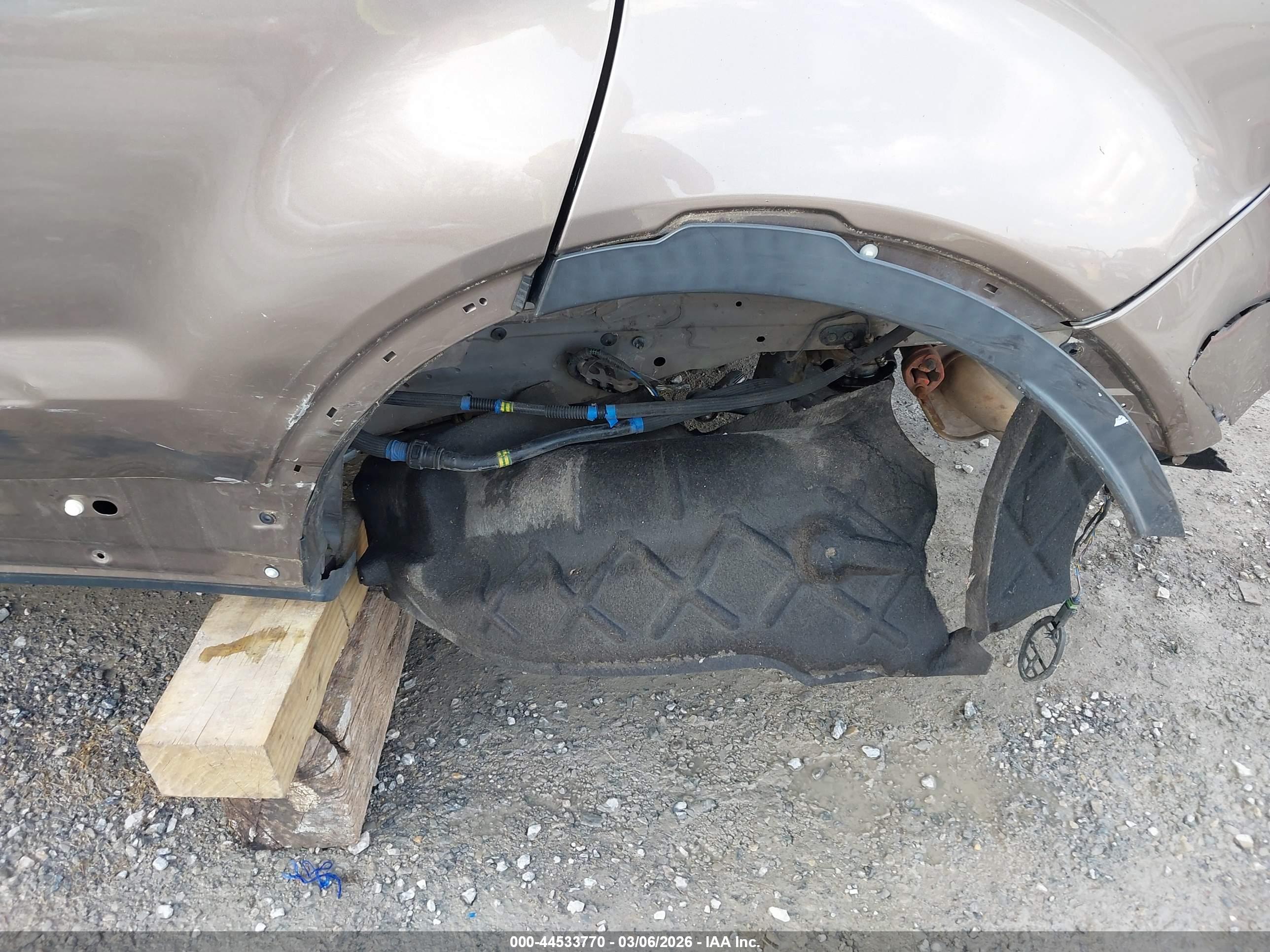 LAND ROVER image 6