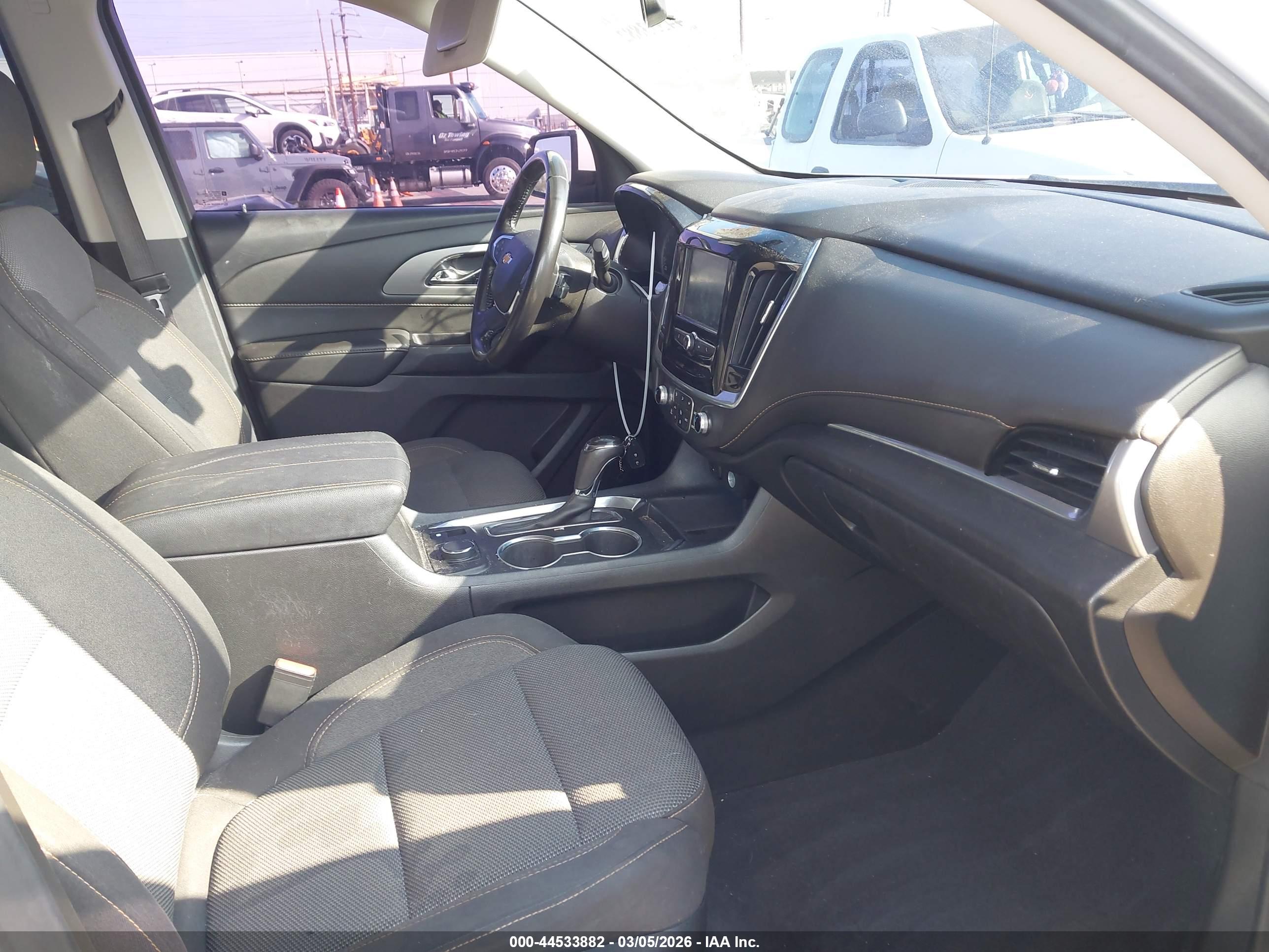 CHEVROLET TRAVERSE image 5