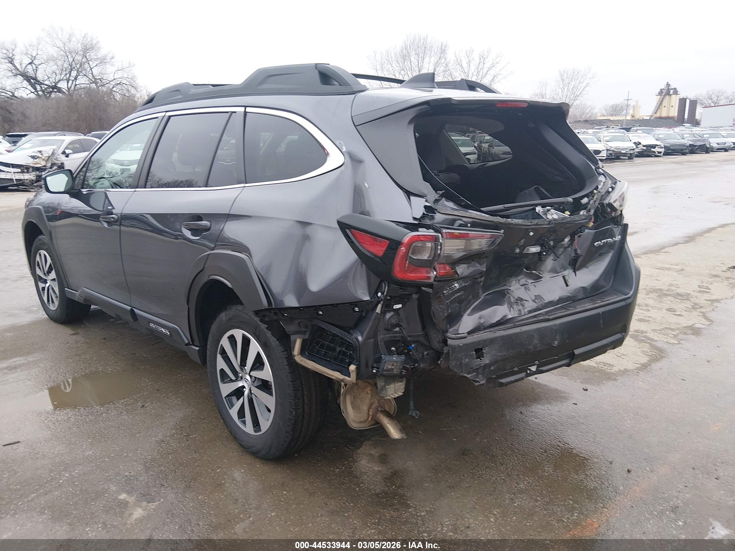 SUBARU OUTBACK image 3