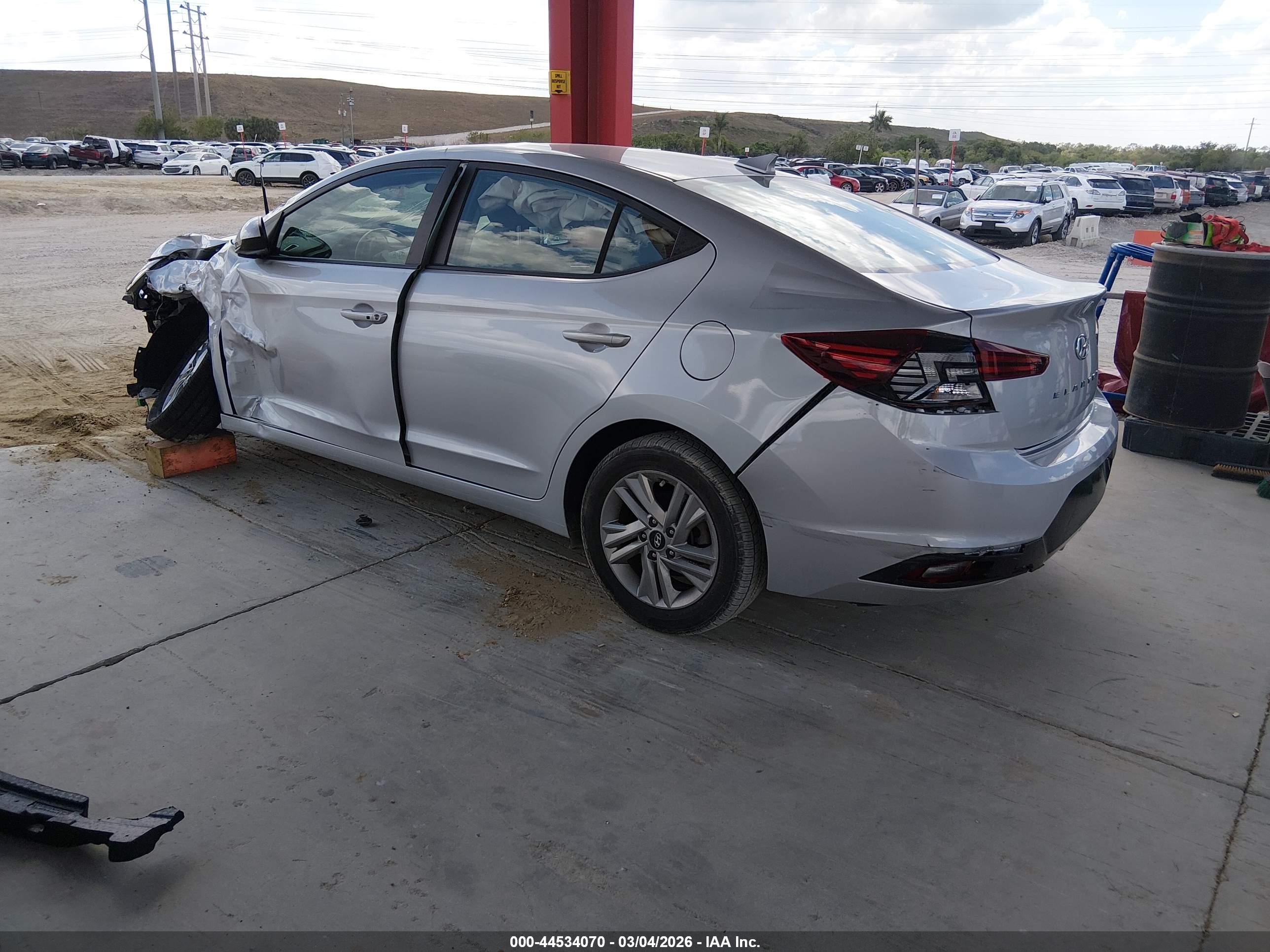 HYUNDAI ELANTRA image 3