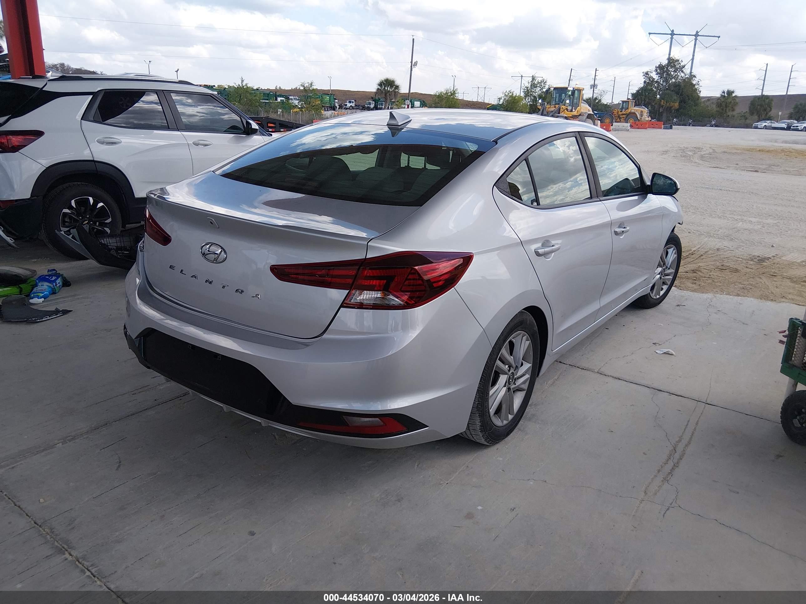 HYUNDAI ELANTRA image 4