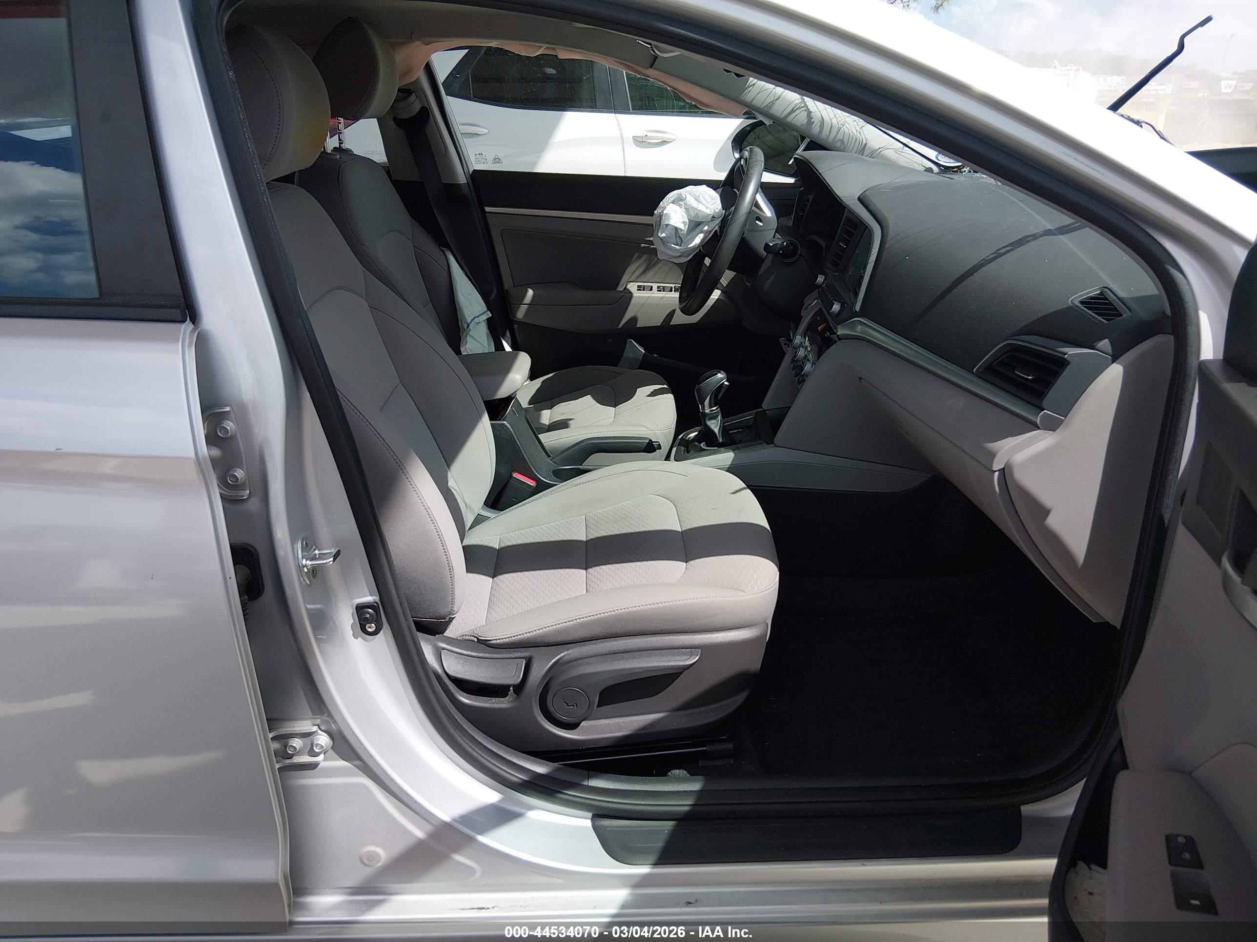 HYUNDAI ELANTRA image 5