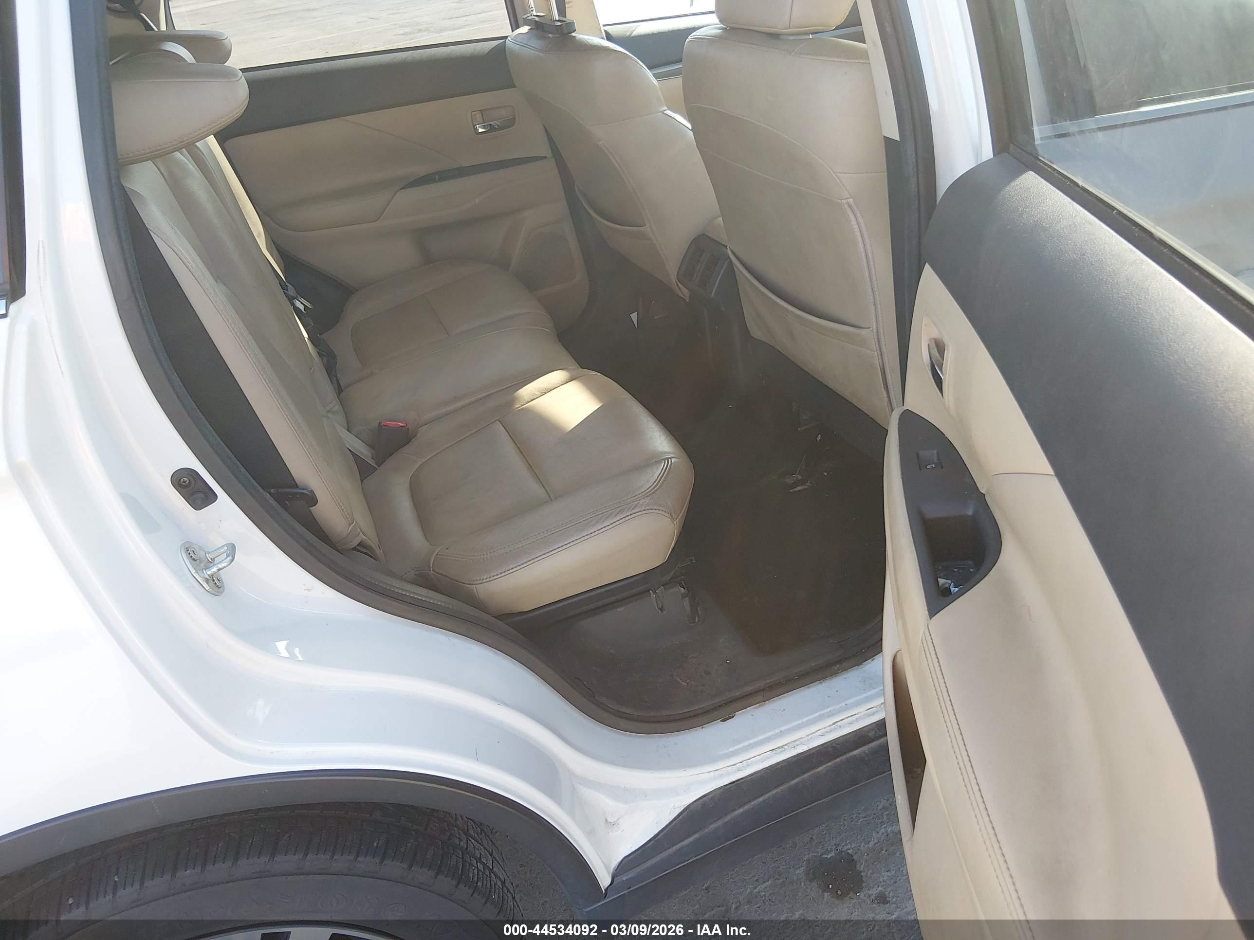 MITSUBISHI OUTLANDER image 8