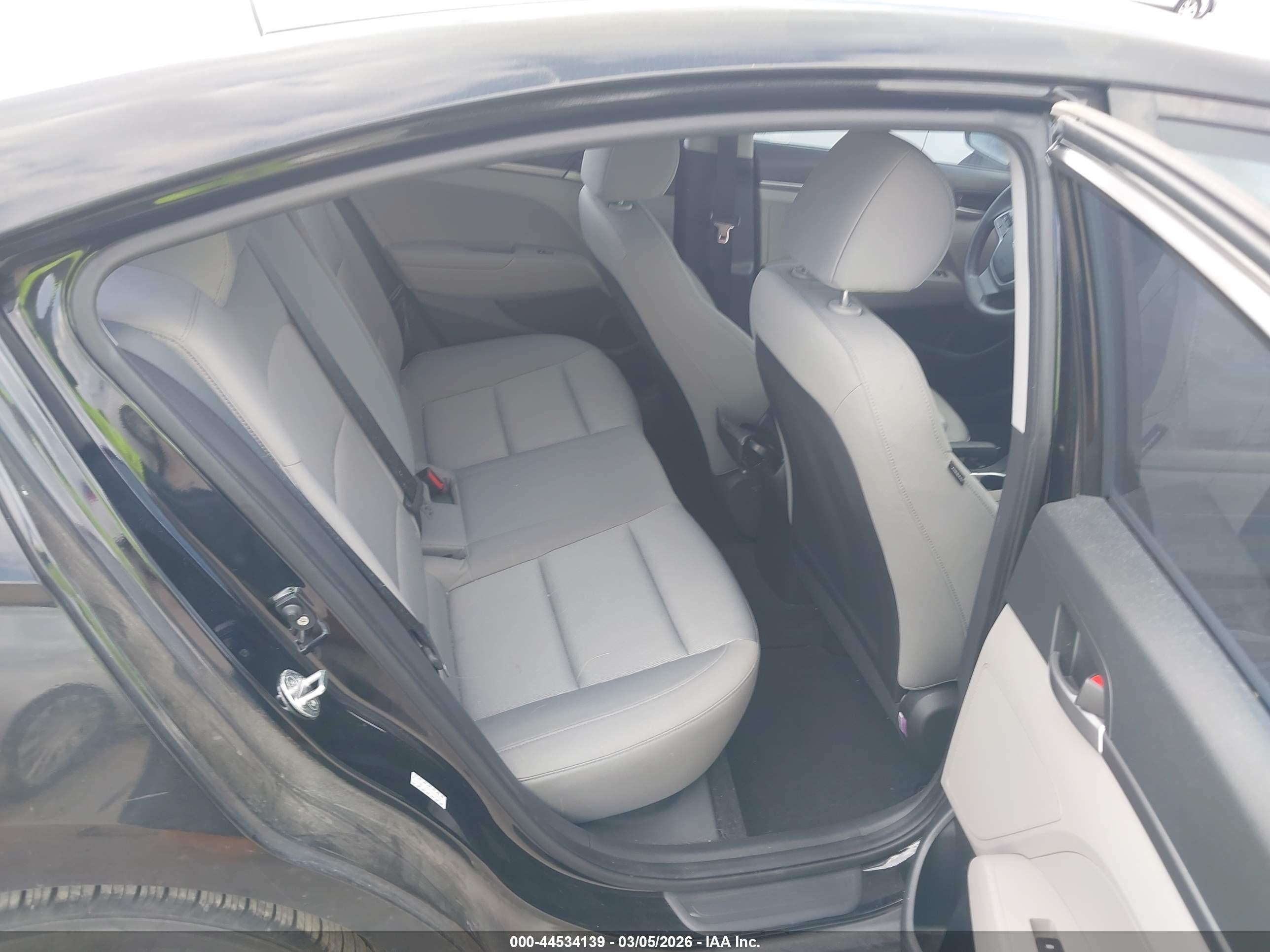 HYUNDAI ELANTRA image 8