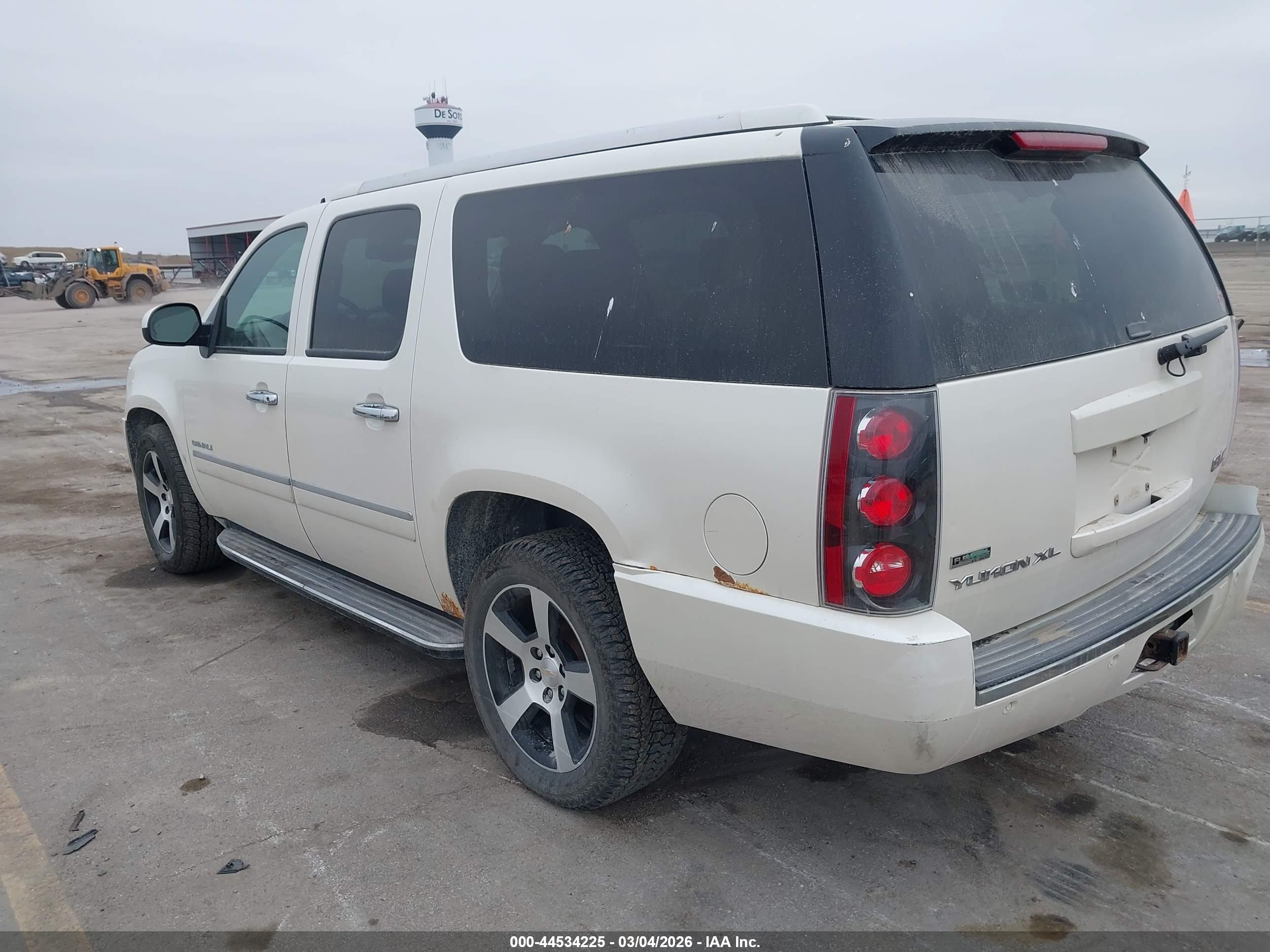 GMC YUKON image 3