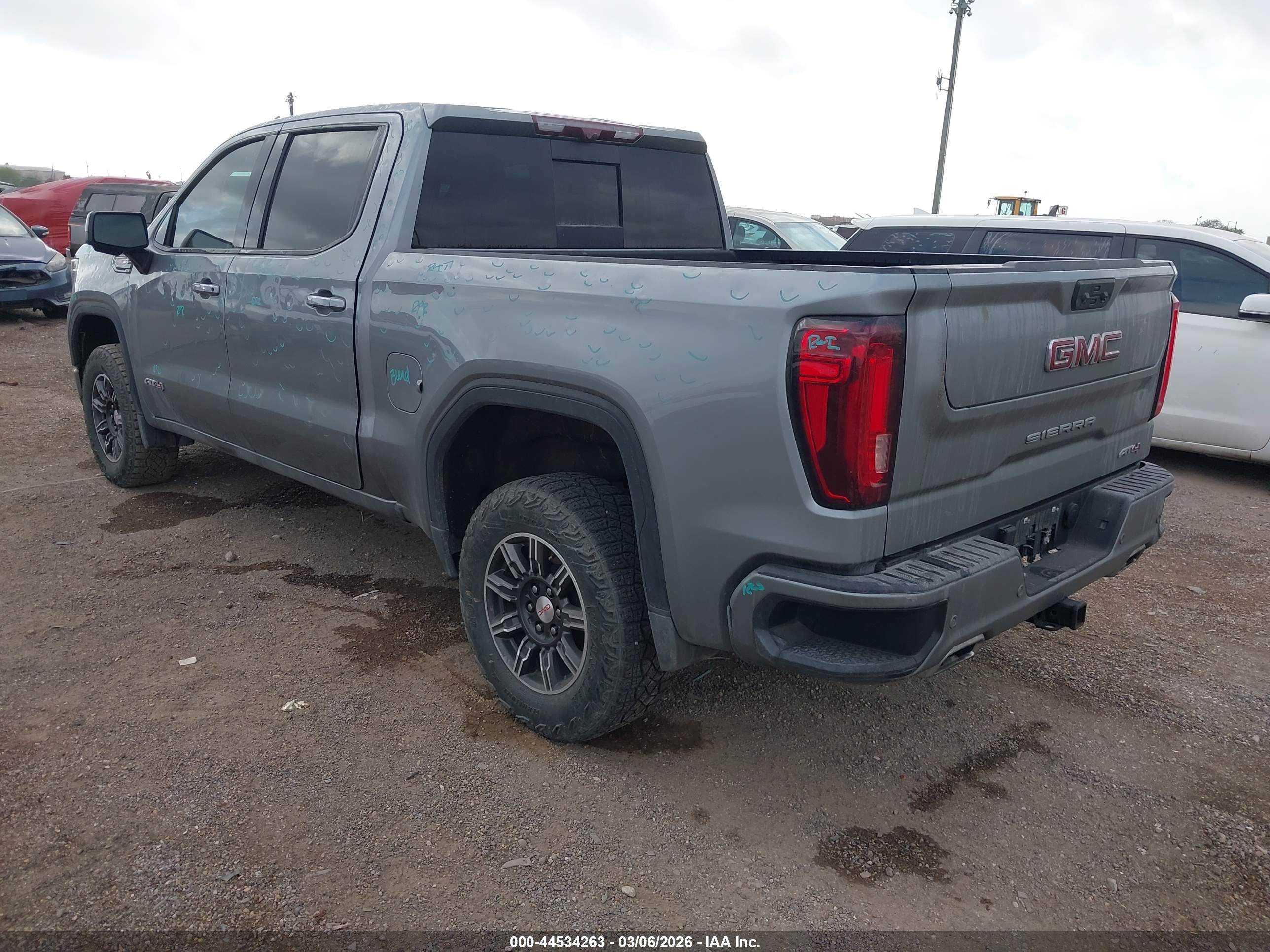 GMC SIERRA image 3