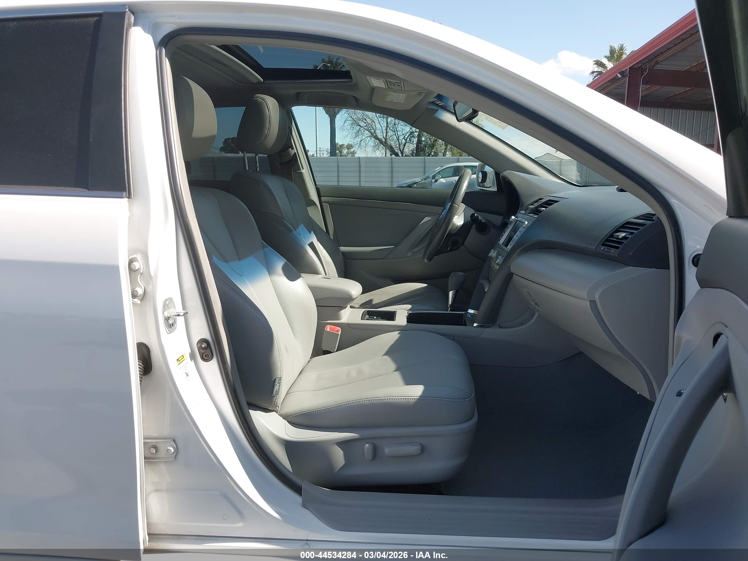 TOYOTA CAMRY image 5