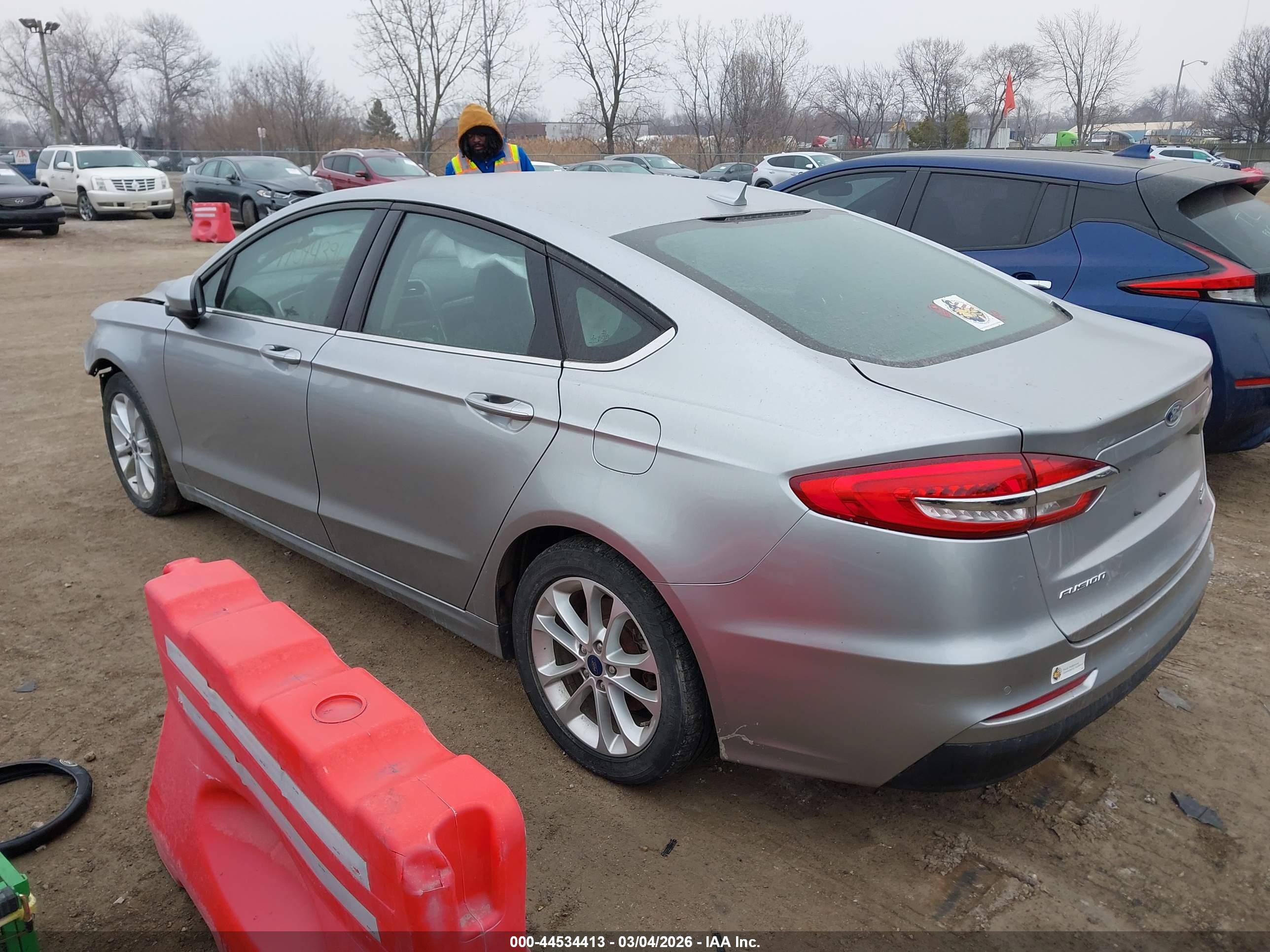 FORD FUSION image 3