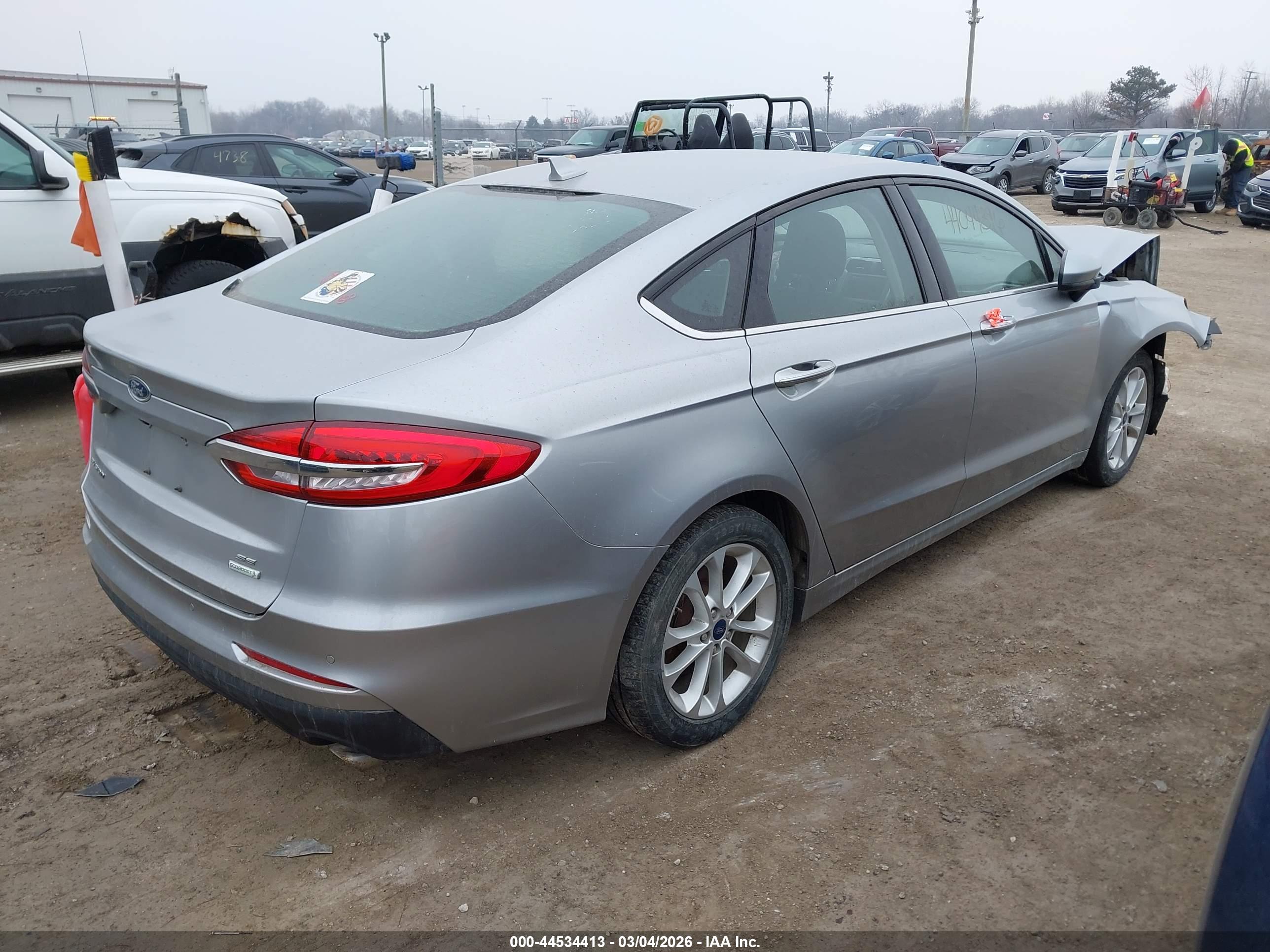 FORD FUSION image 4