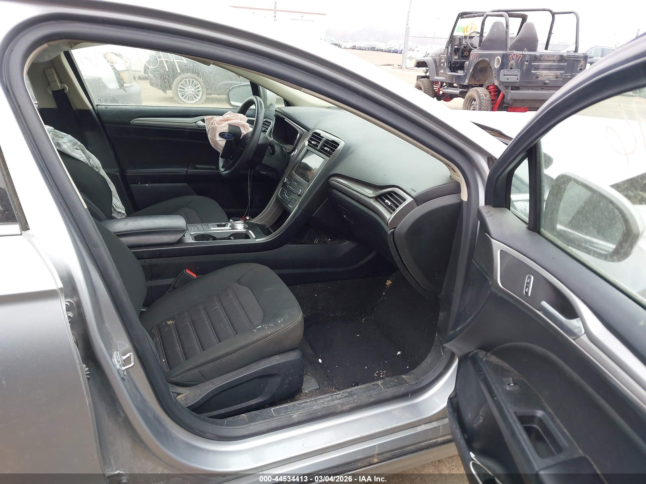 FORD FUSION image 5