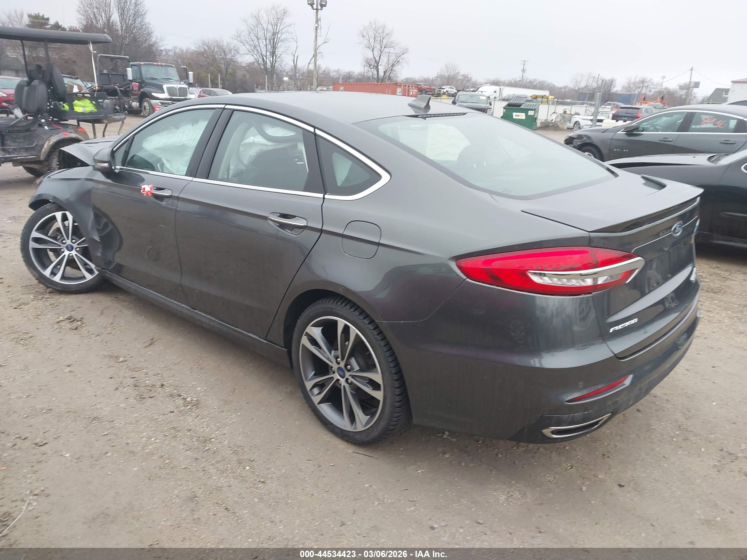FORD FUSION image 3