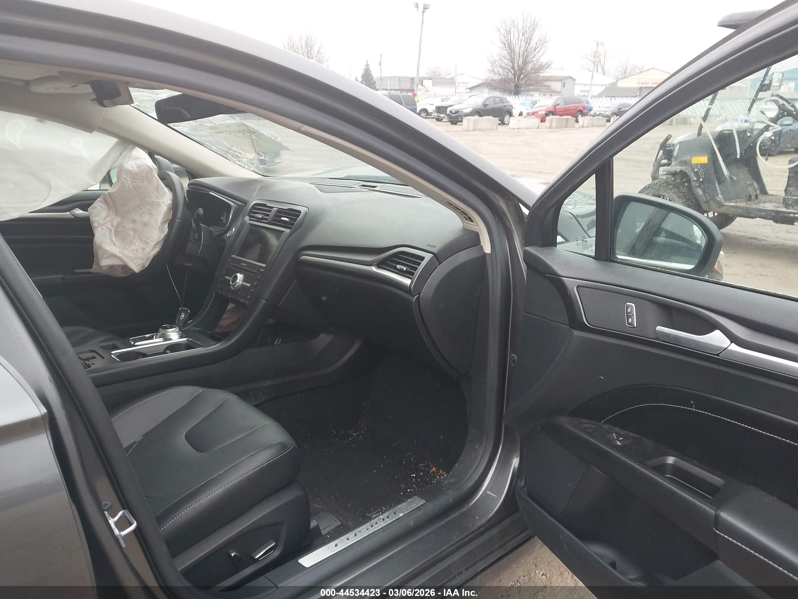 FORD FUSION image 5