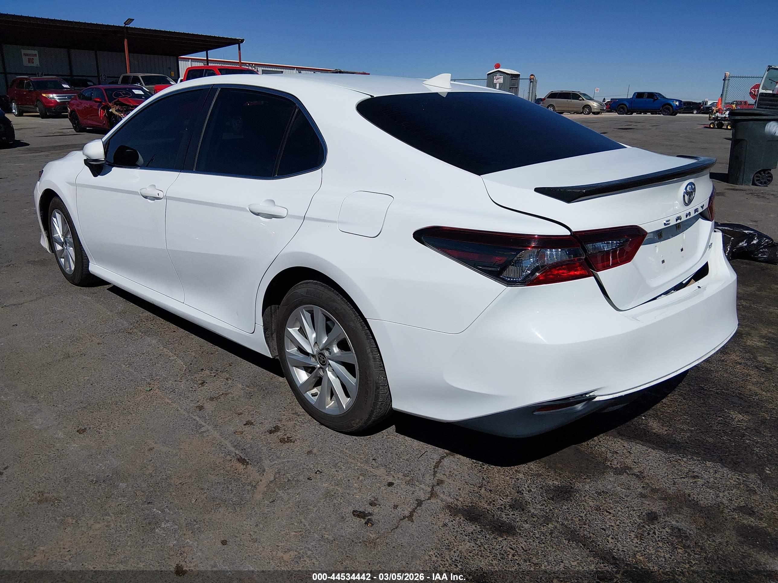 TOYOTA CAMRY image 3