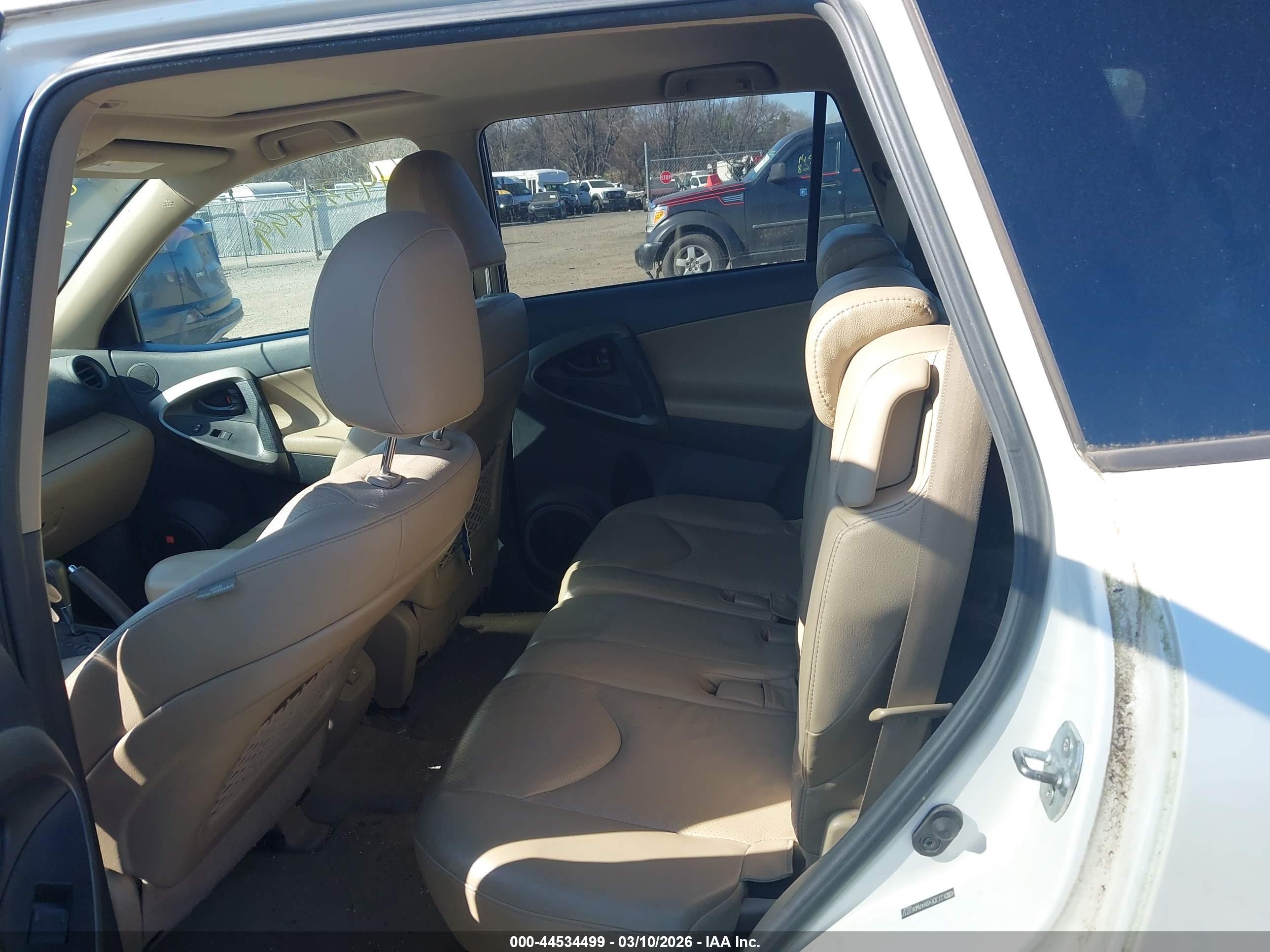 TOYOTA RAV4 image 8