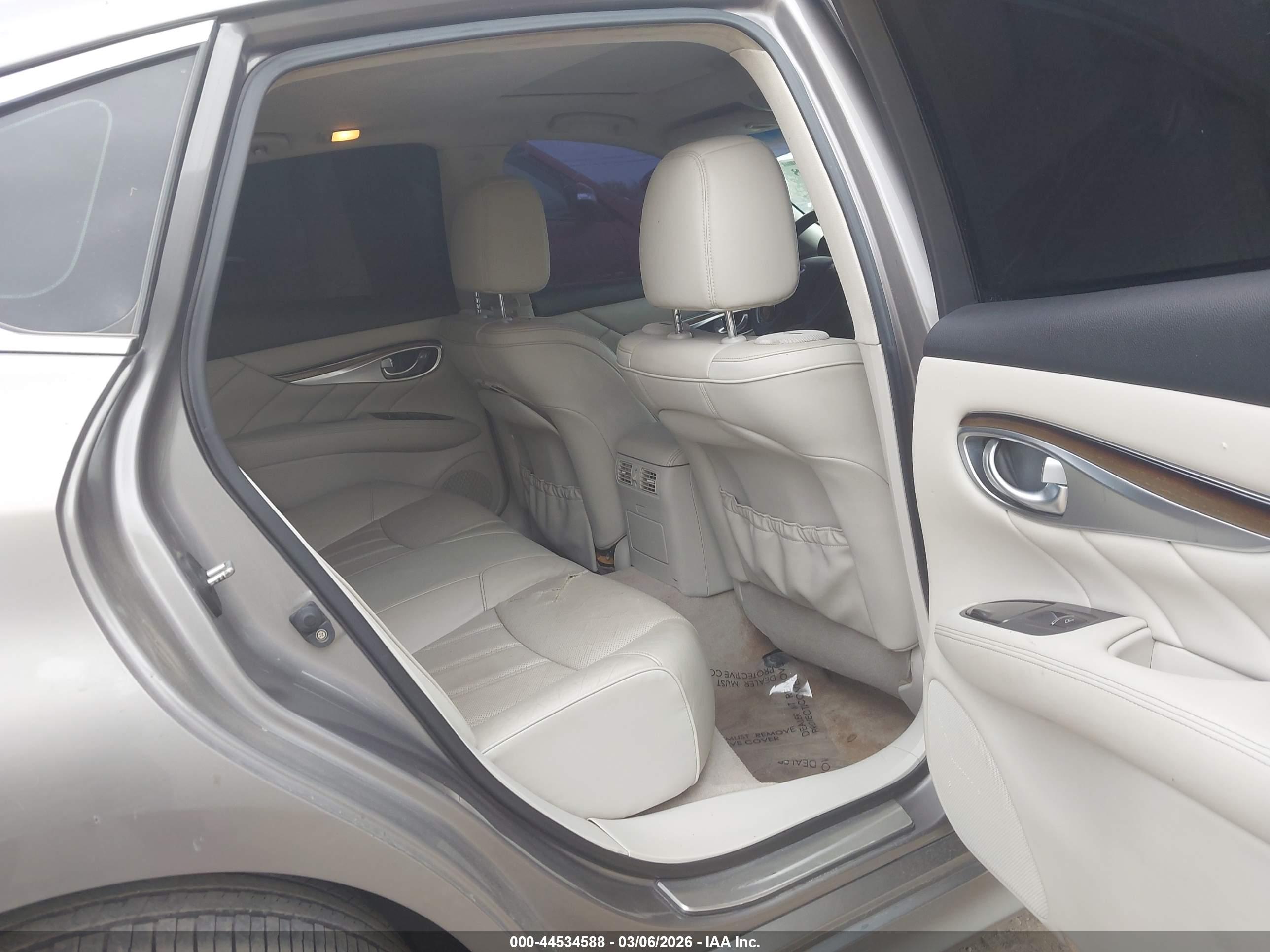 INFINITI M37 image 8
