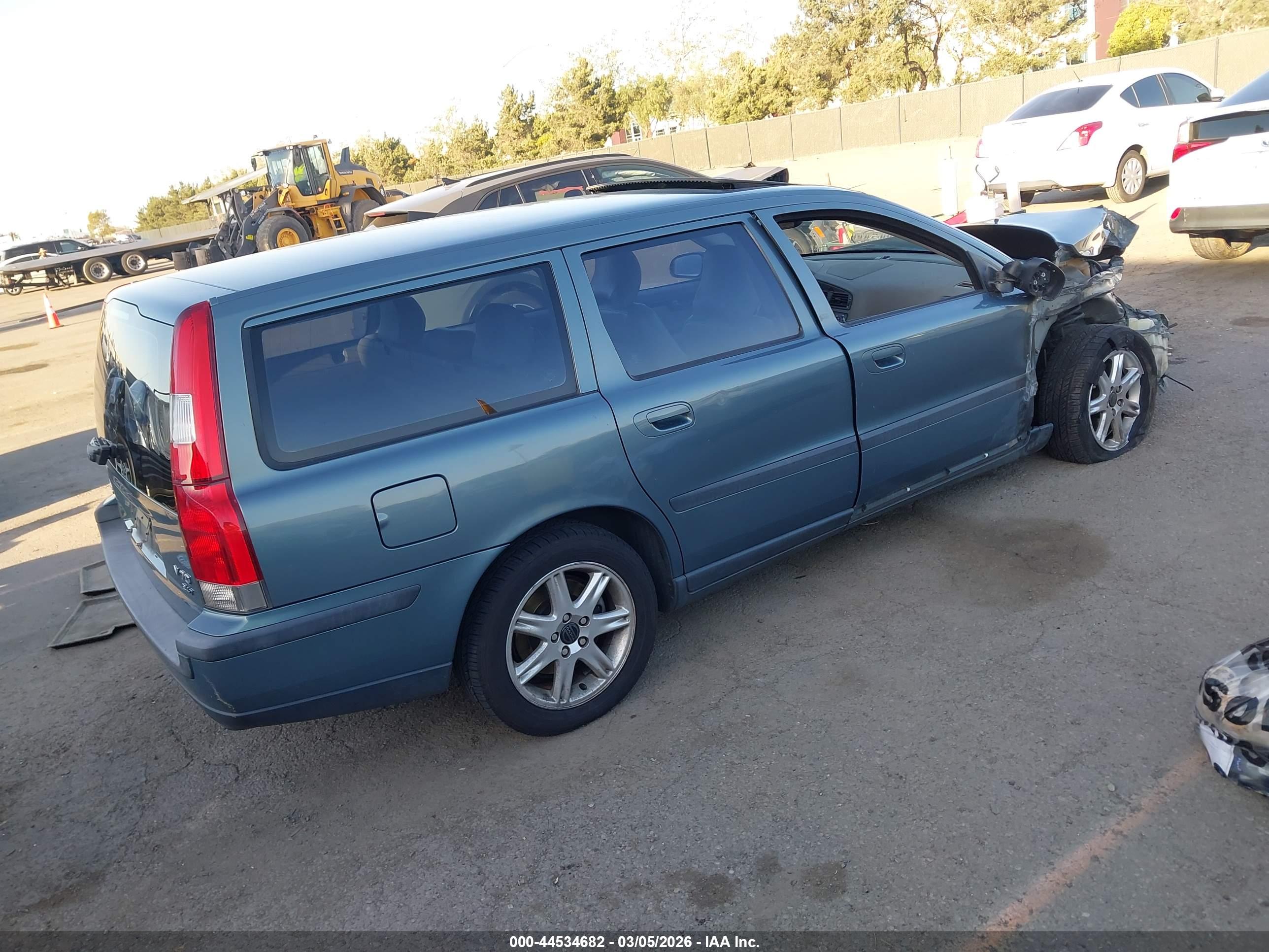 VOLVO V70 image 4