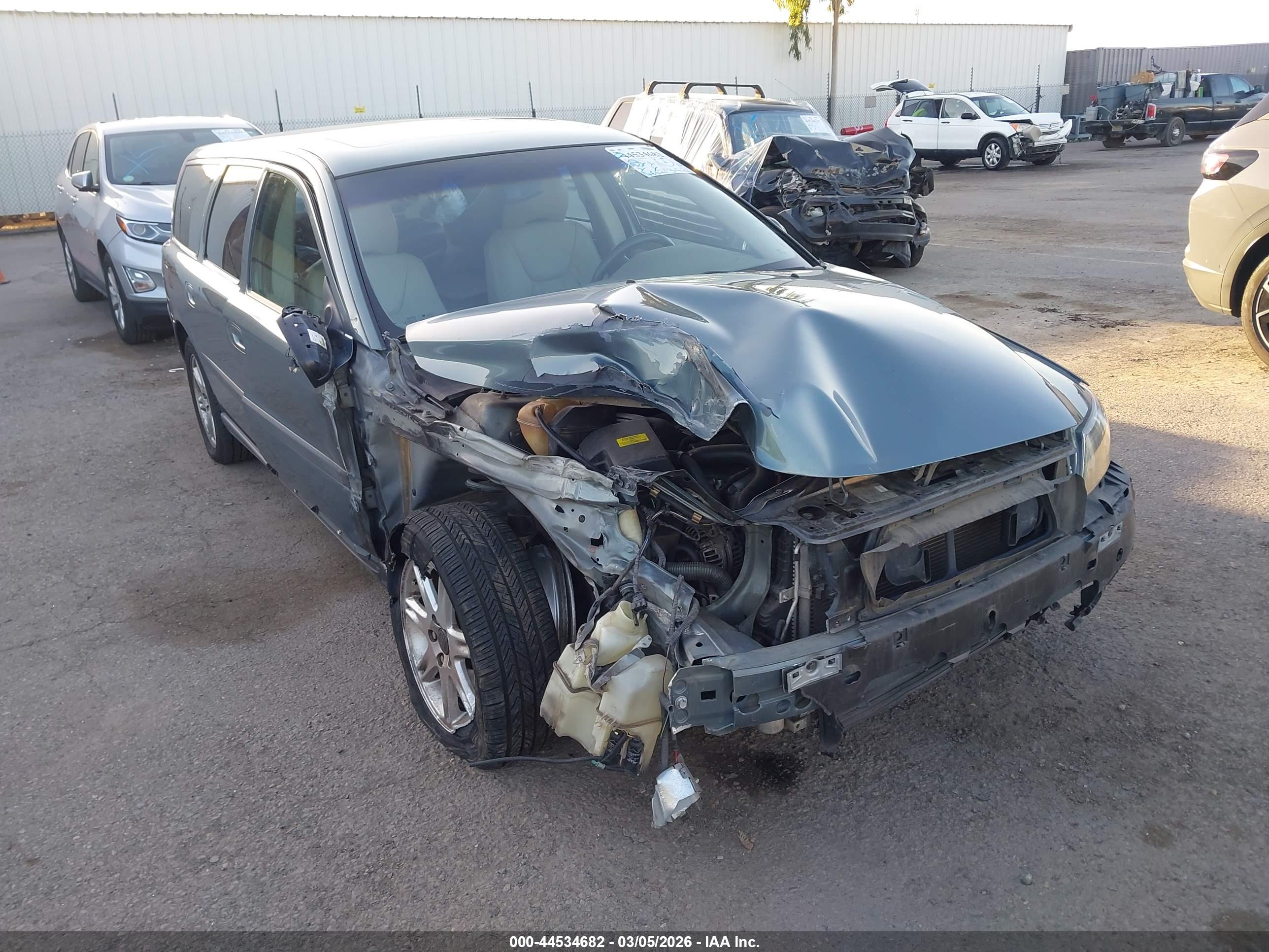 VOLVO V70 image 6