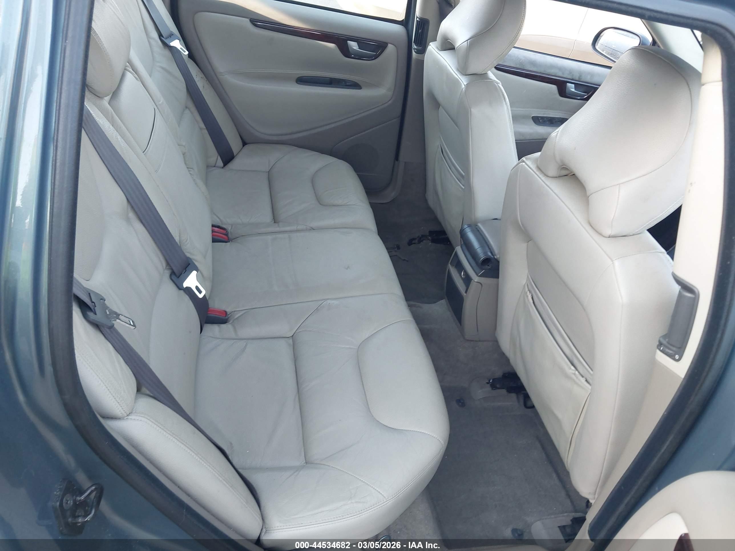 VOLVO V70 image 8