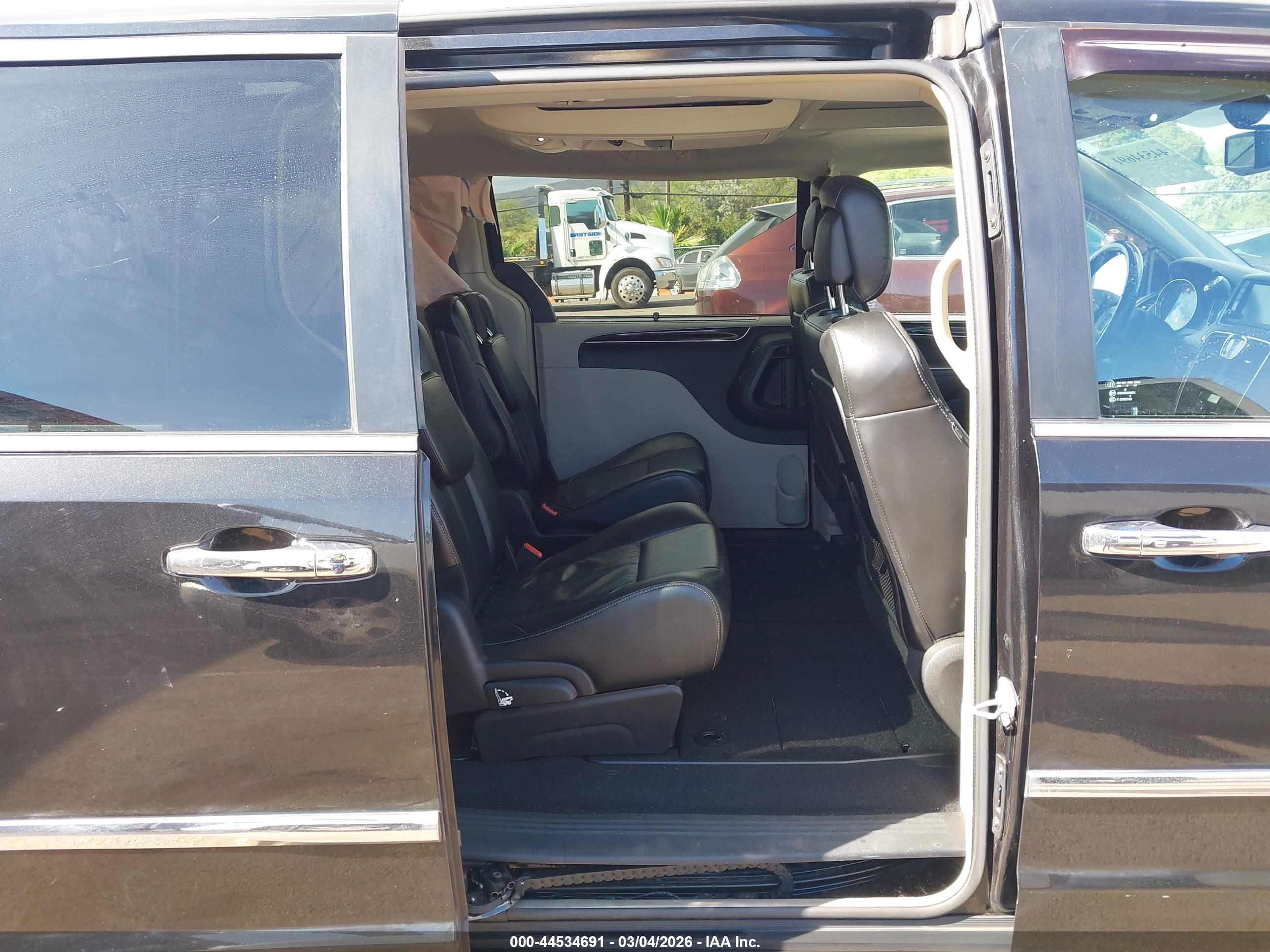 CHRYSLER TOWN image 8