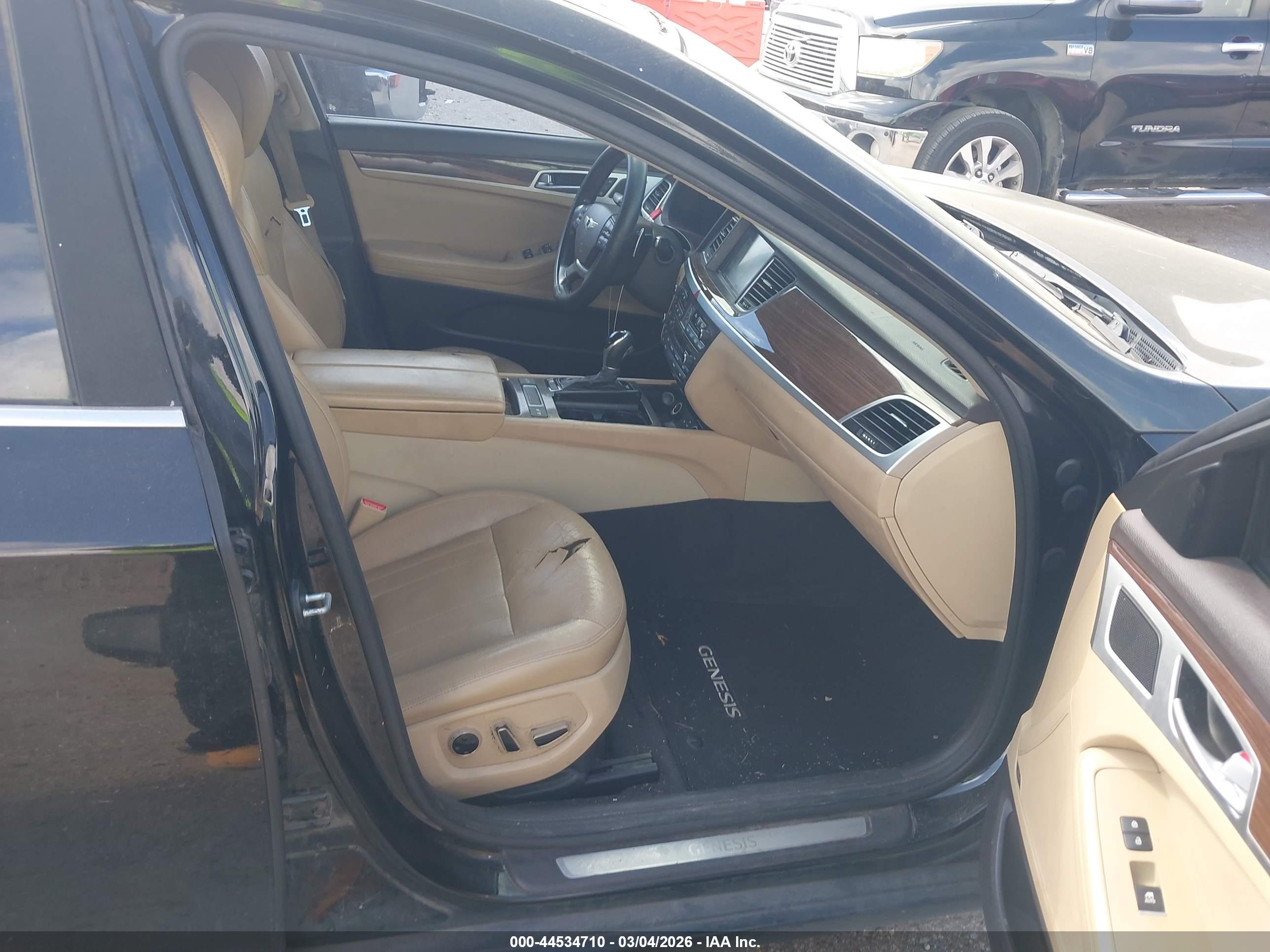 HYUNDAI GENESIS image 5