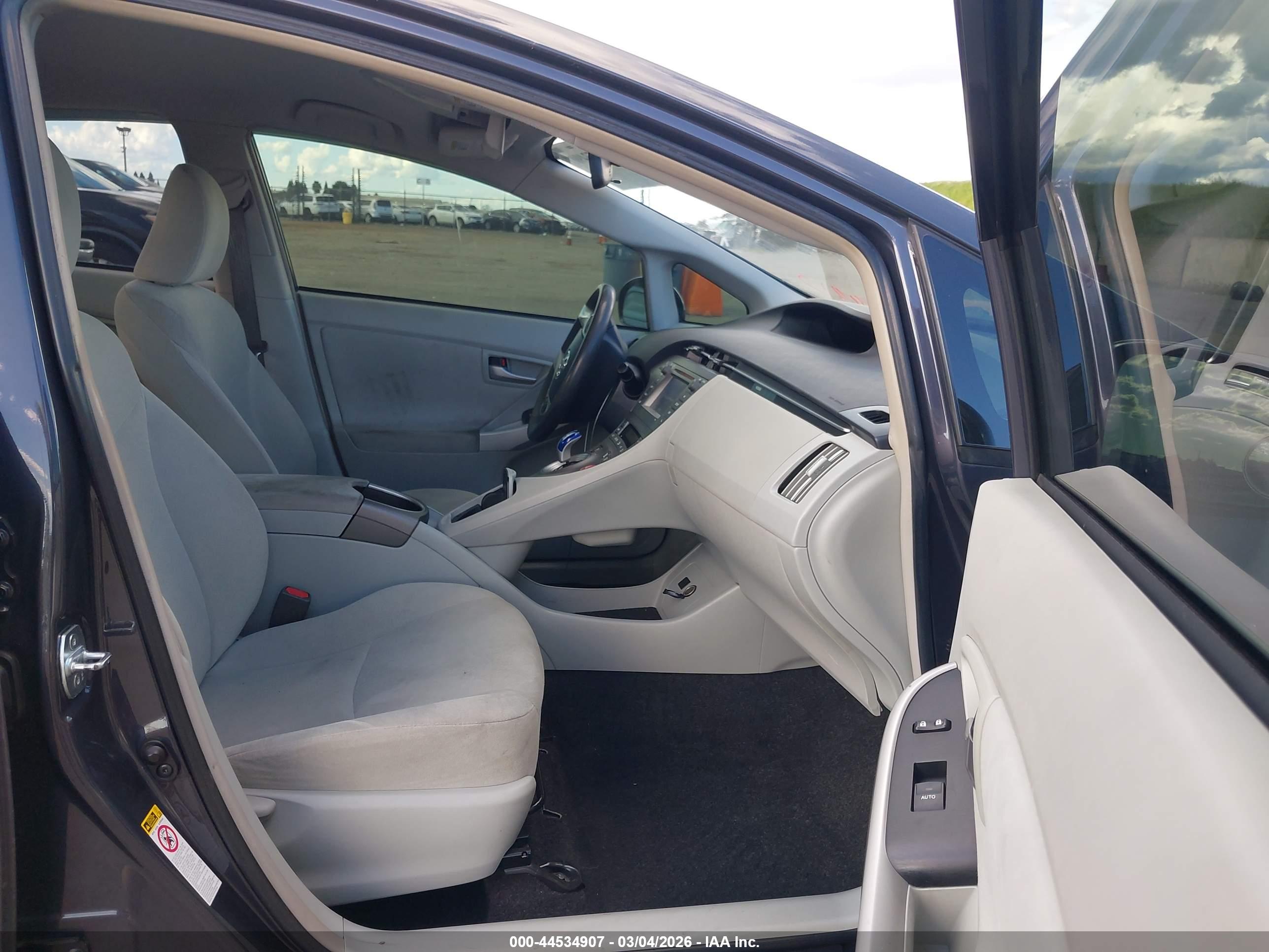 TOYOTA PRIUS image 5