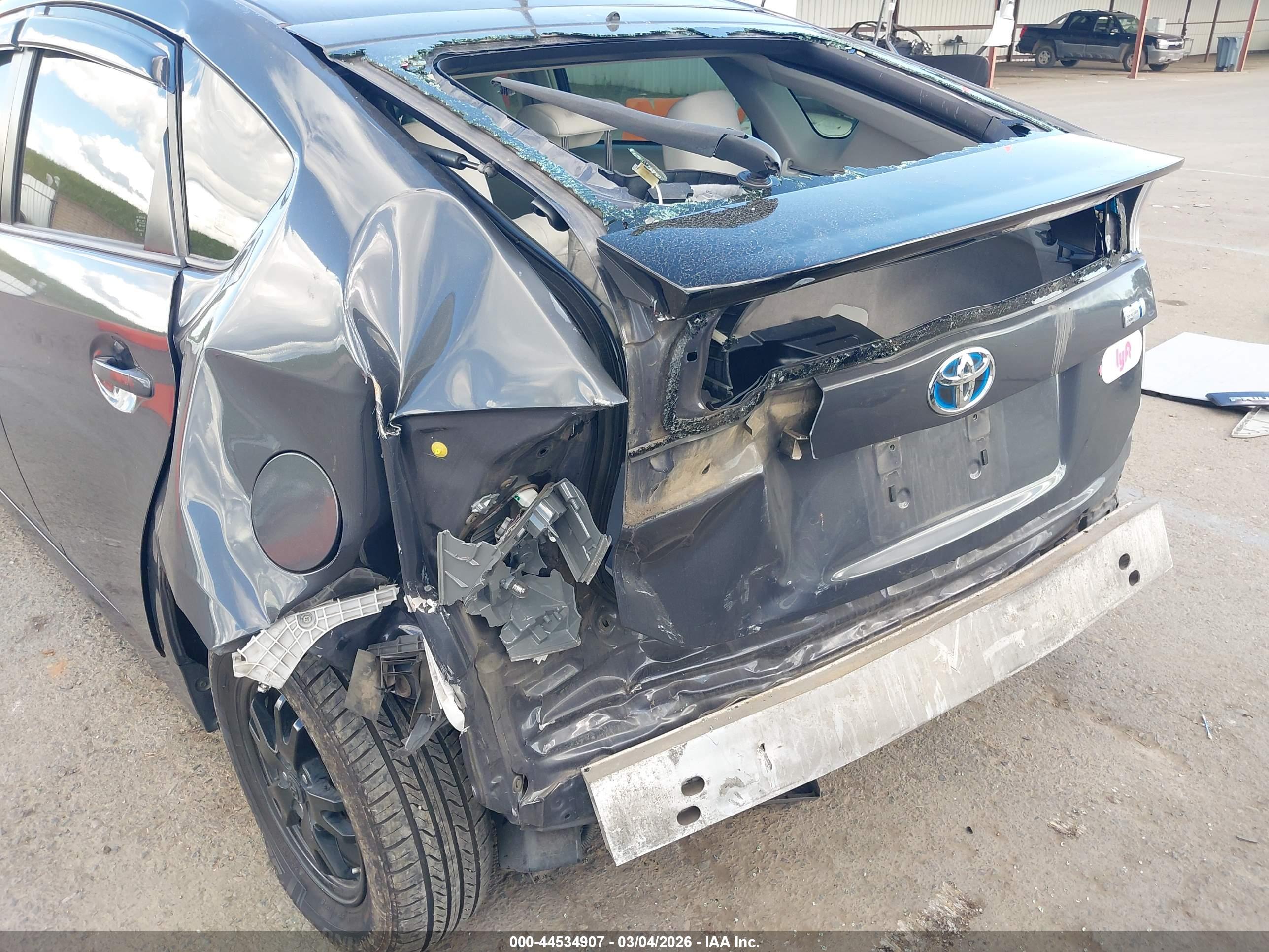 TOYOTA PRIUS image 6