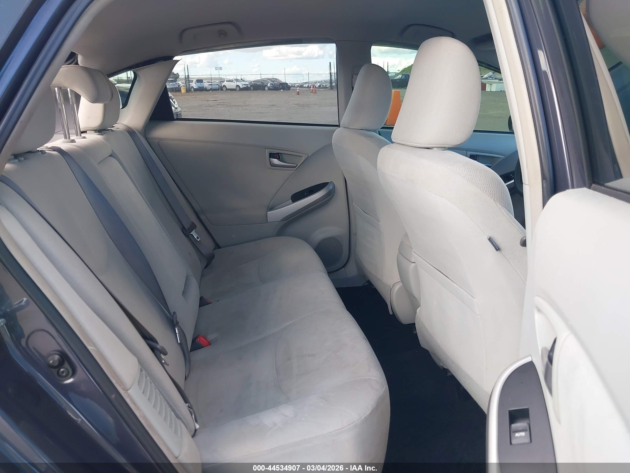 TOYOTA PRIUS image 8