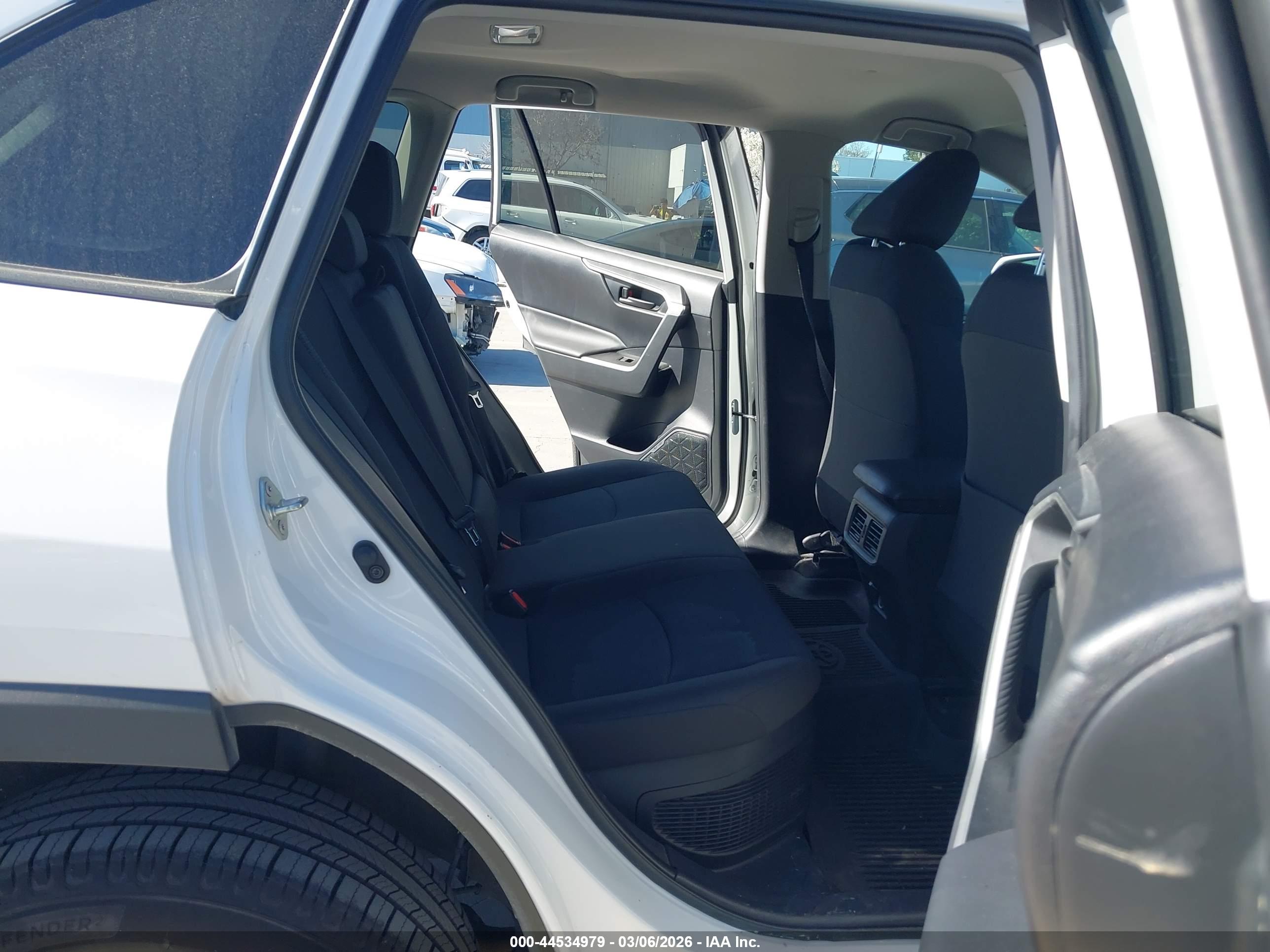 TOYOTA RAV4 image 8