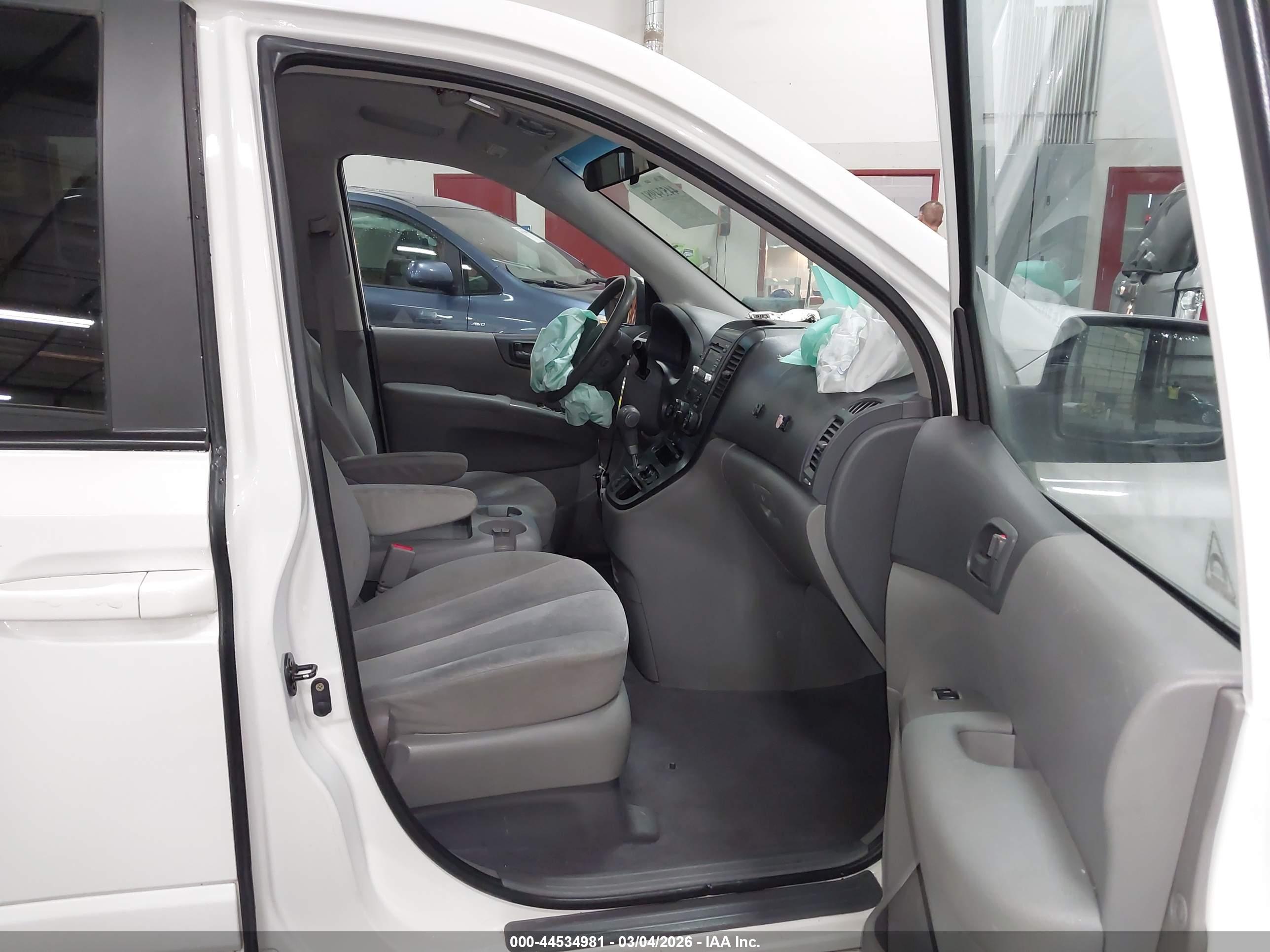 KIA SEDONA image 5