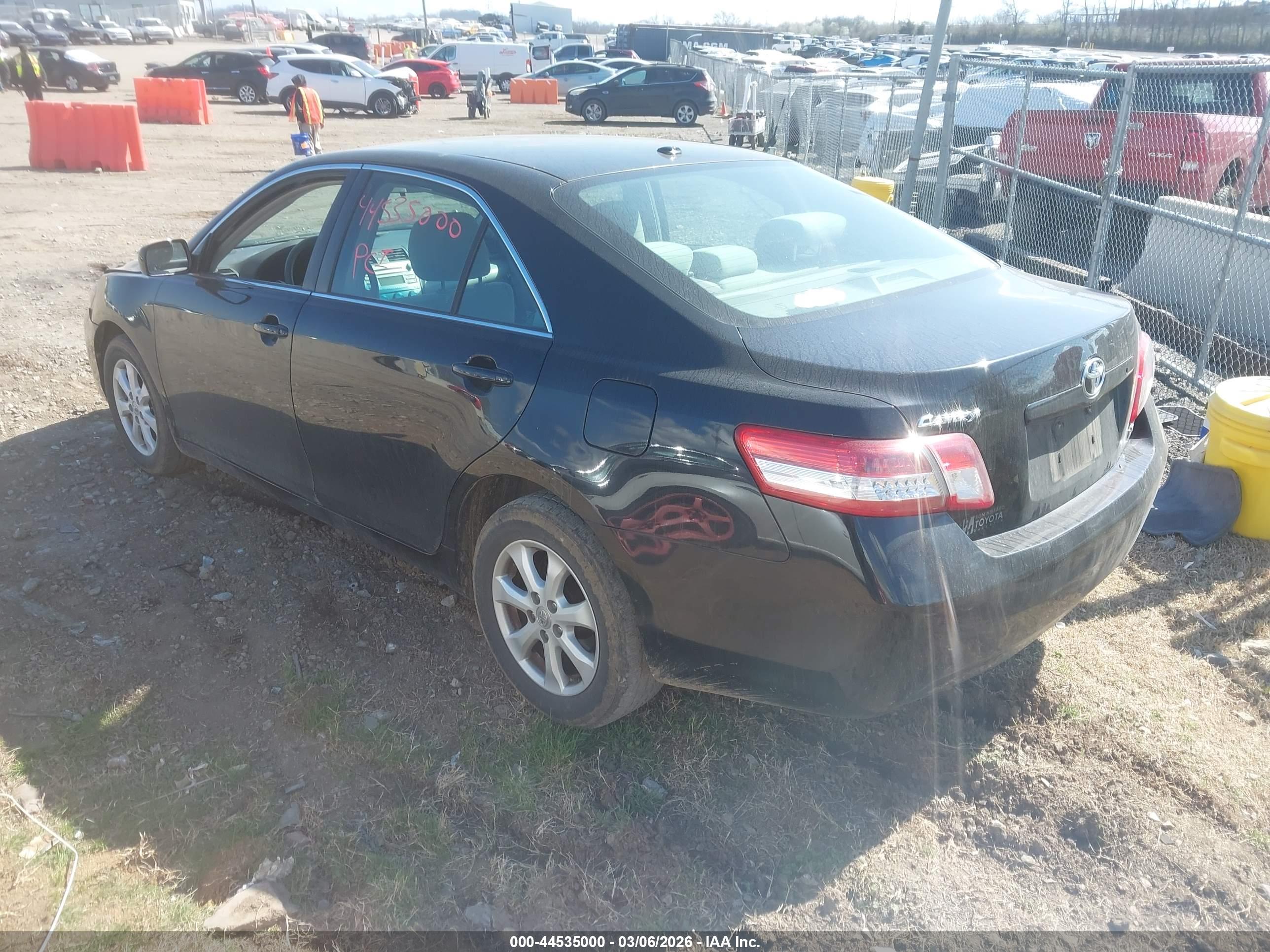 TOYOTA CAMRY image 3