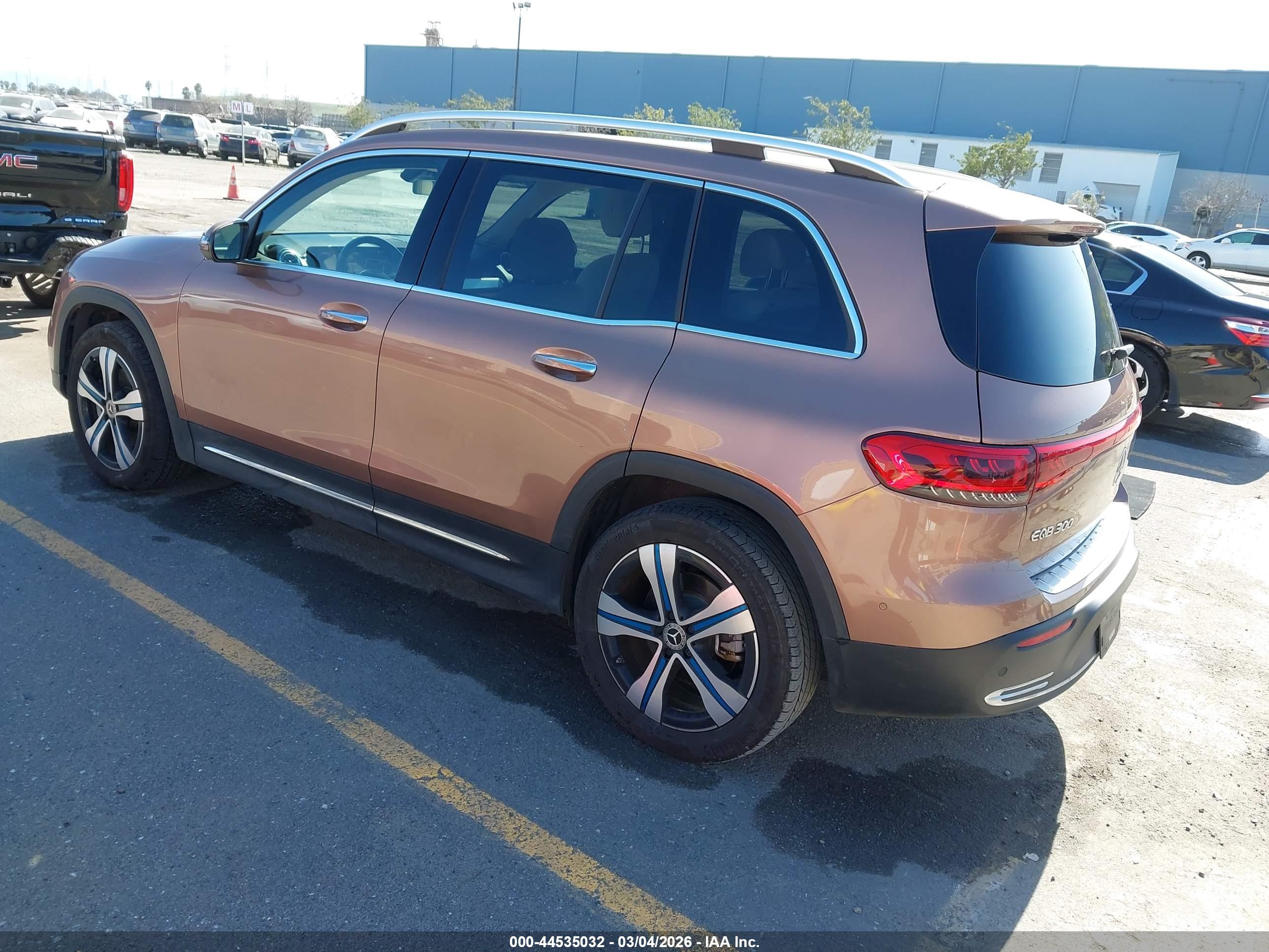 MERCEDES-BENZ EQB image 3