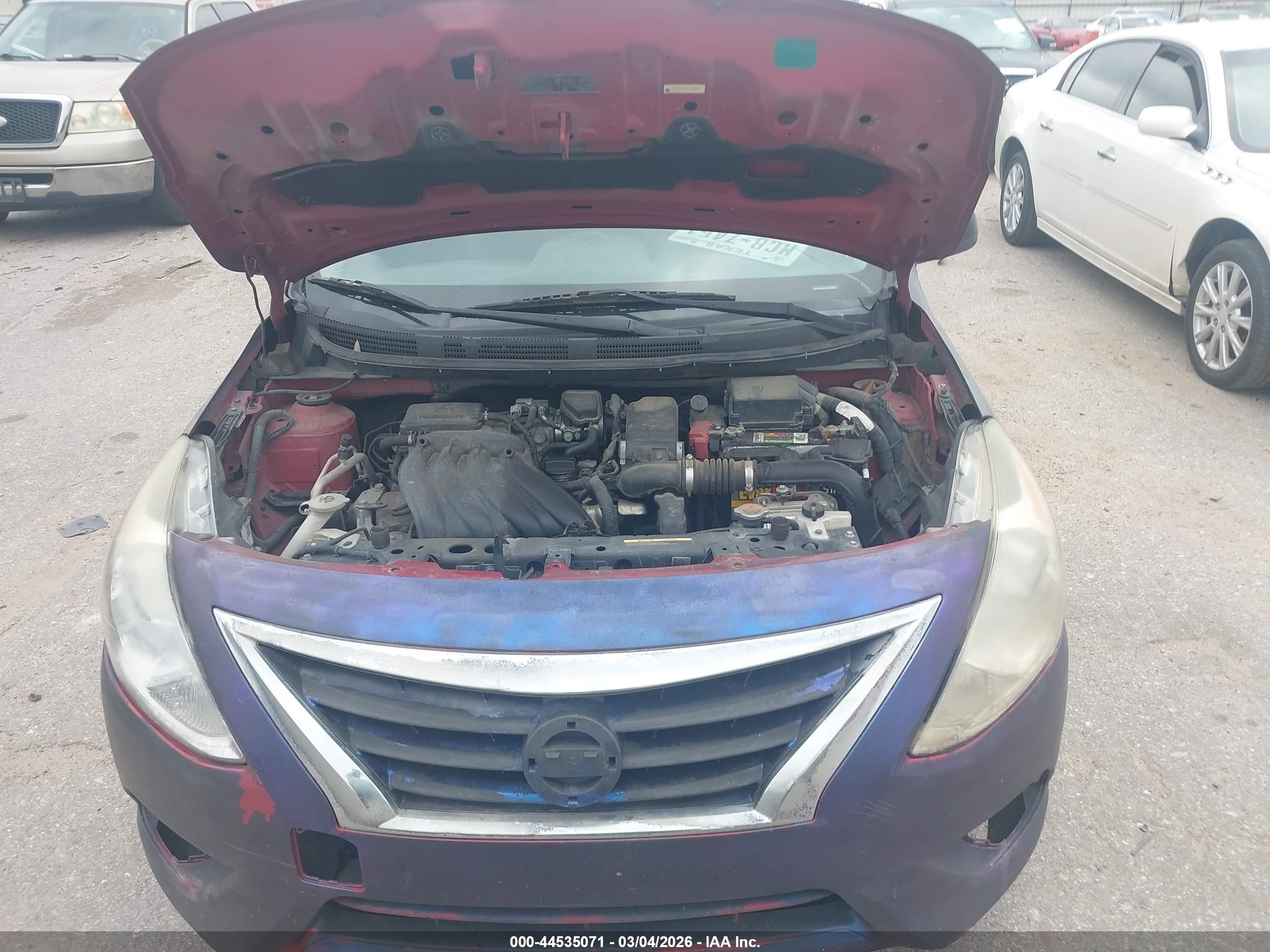 NISSAN VERSA image 10