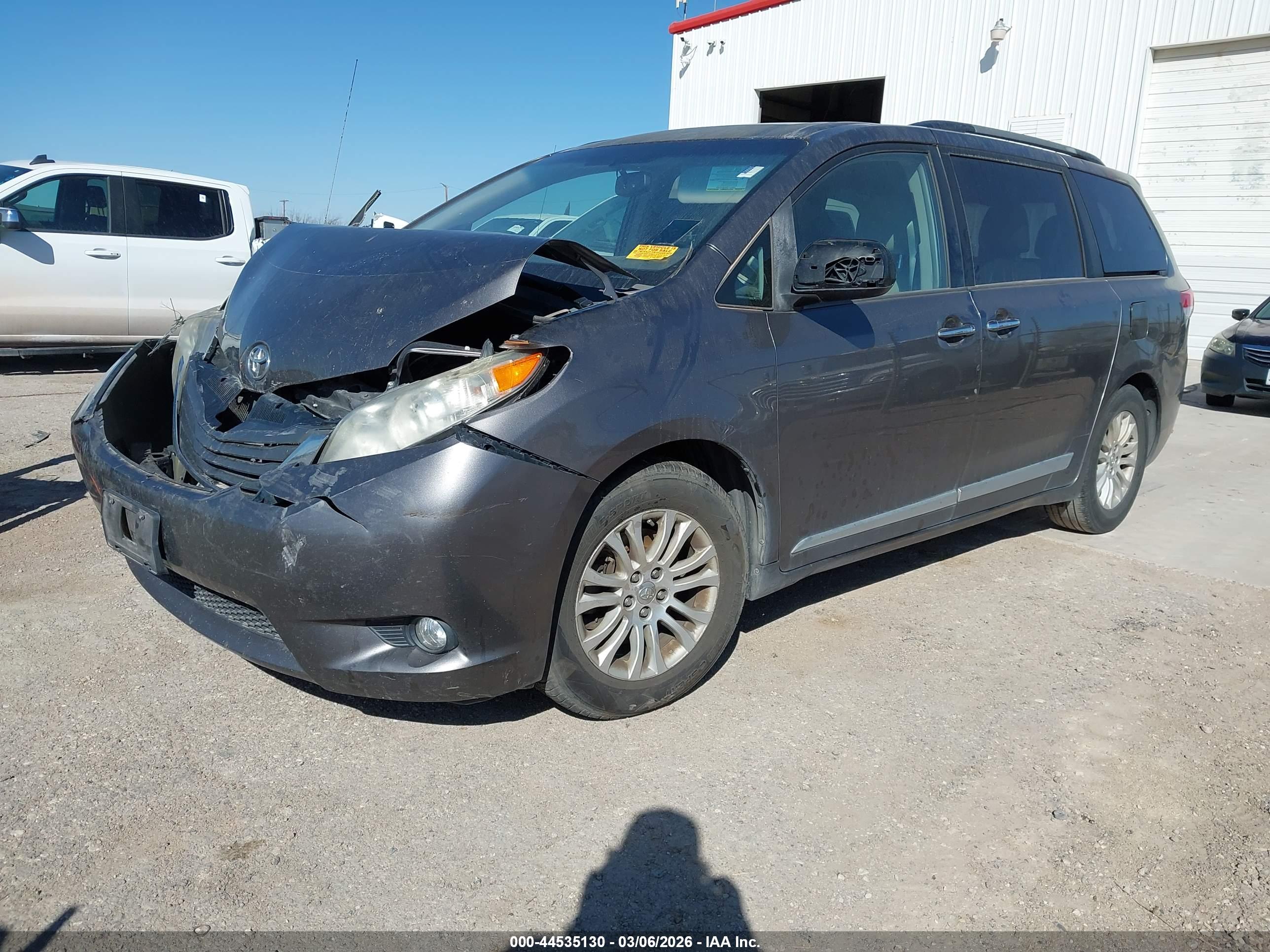 TOYOTA SIENNA image 2