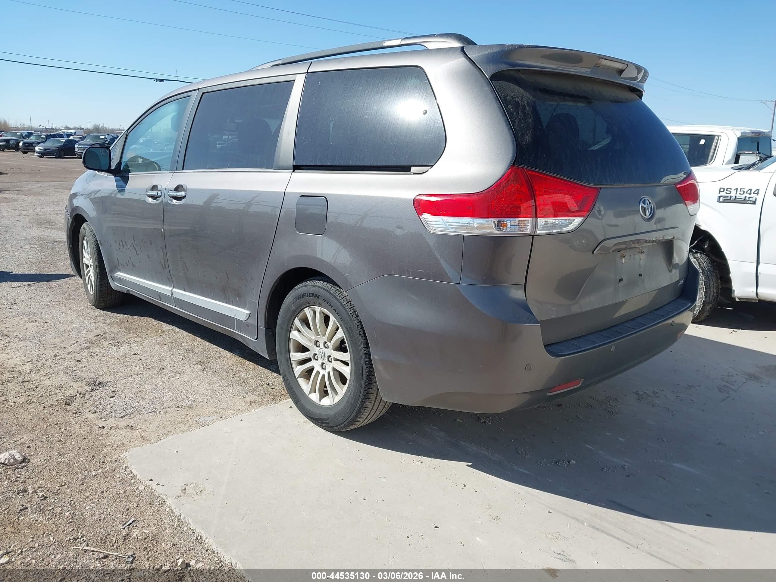 TOYOTA SIENNA image 3