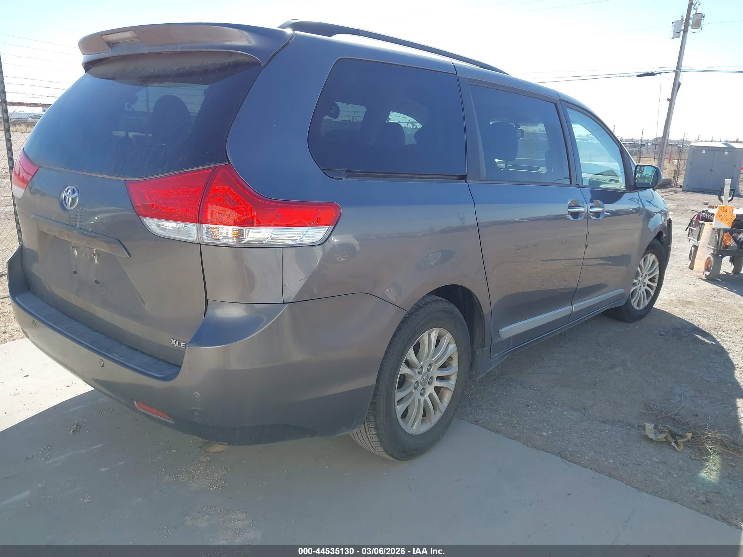 TOYOTA SIENNA image 4