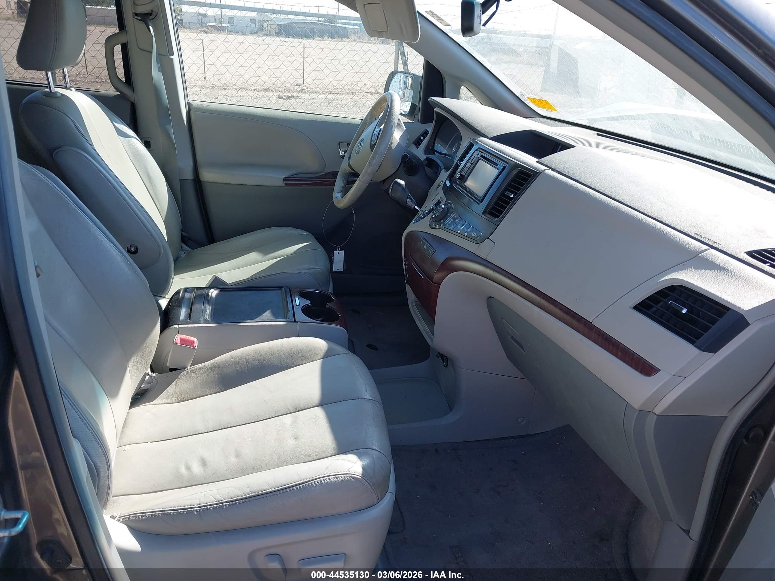 TOYOTA SIENNA image 5