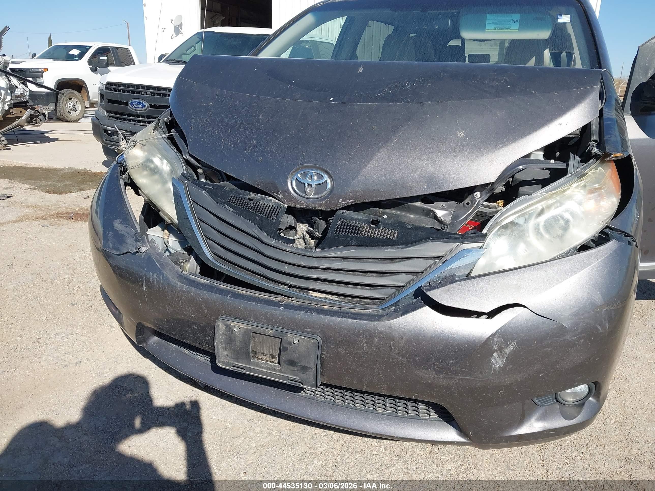 TOYOTA SIENNA image 6