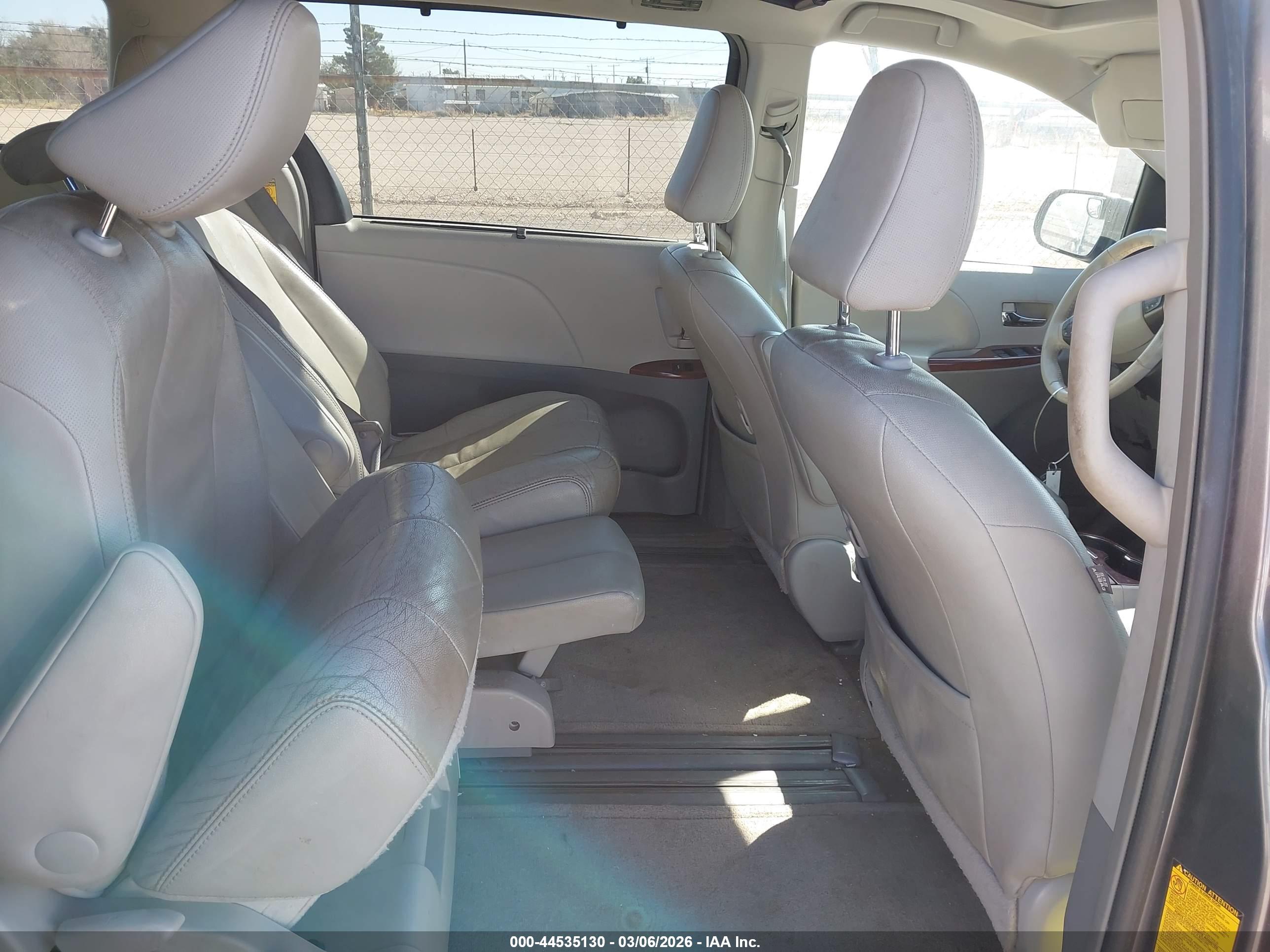 TOYOTA SIENNA image 8