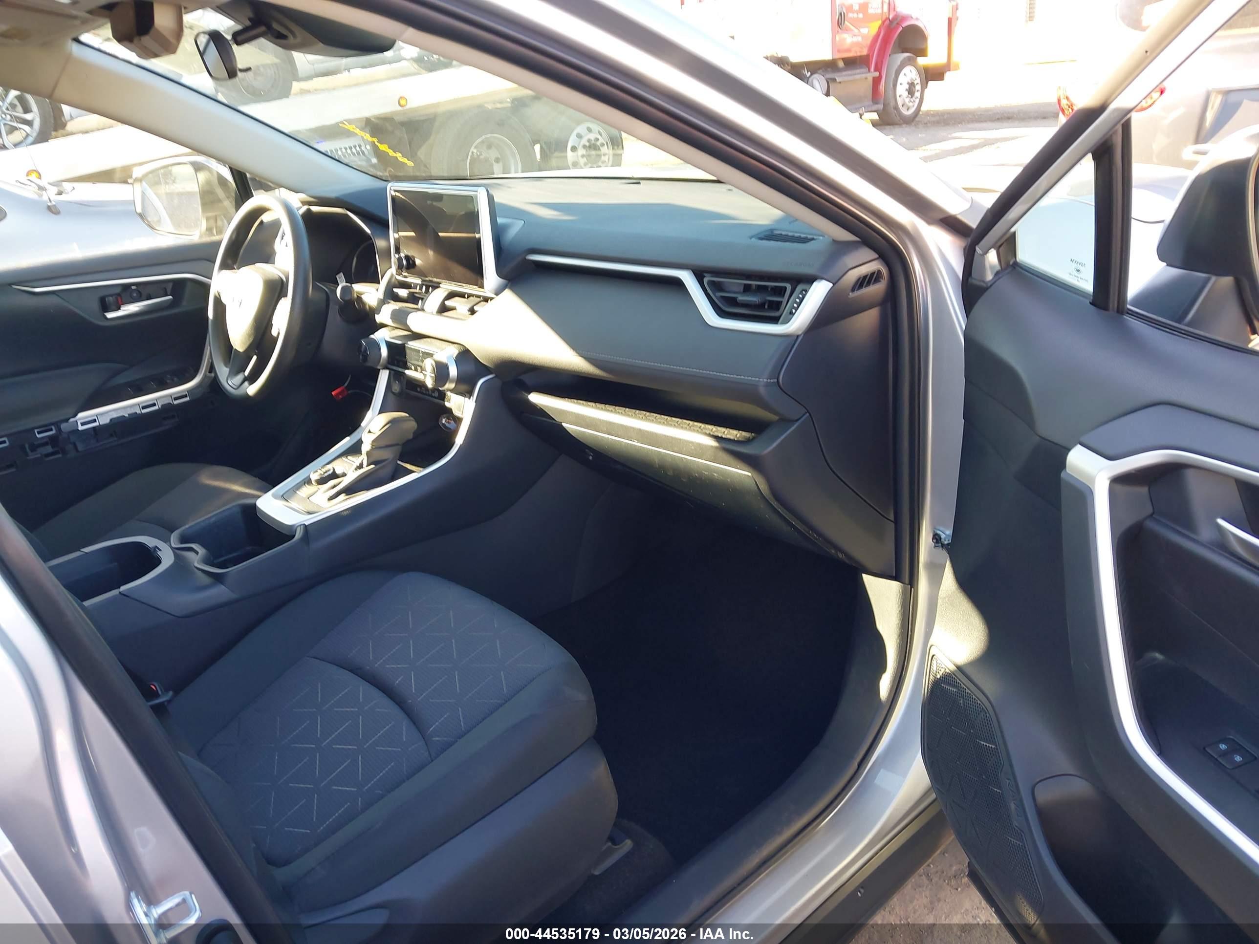TOYOTA RAV4 image 5