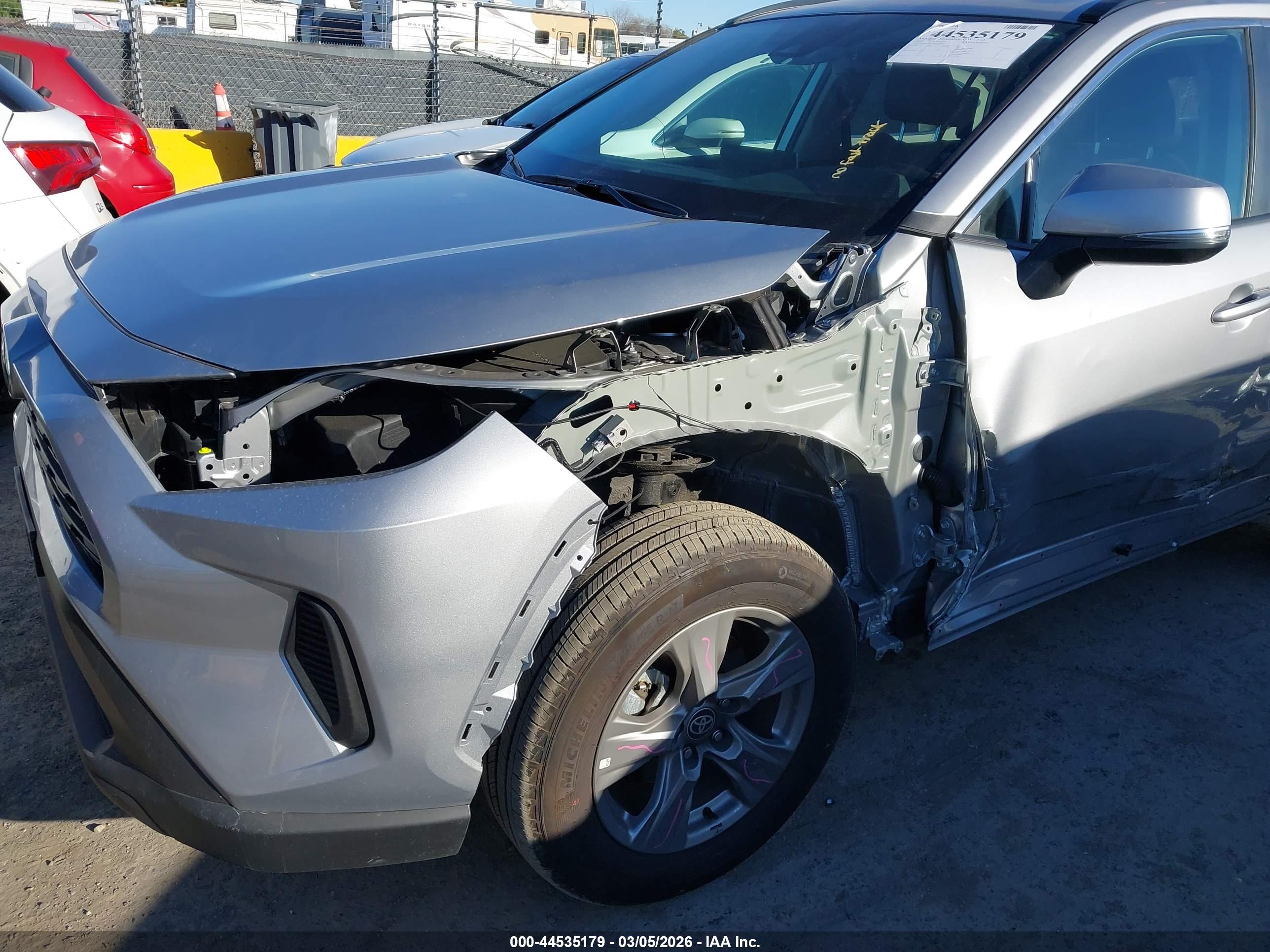 TOYOTA RAV4 image 6
