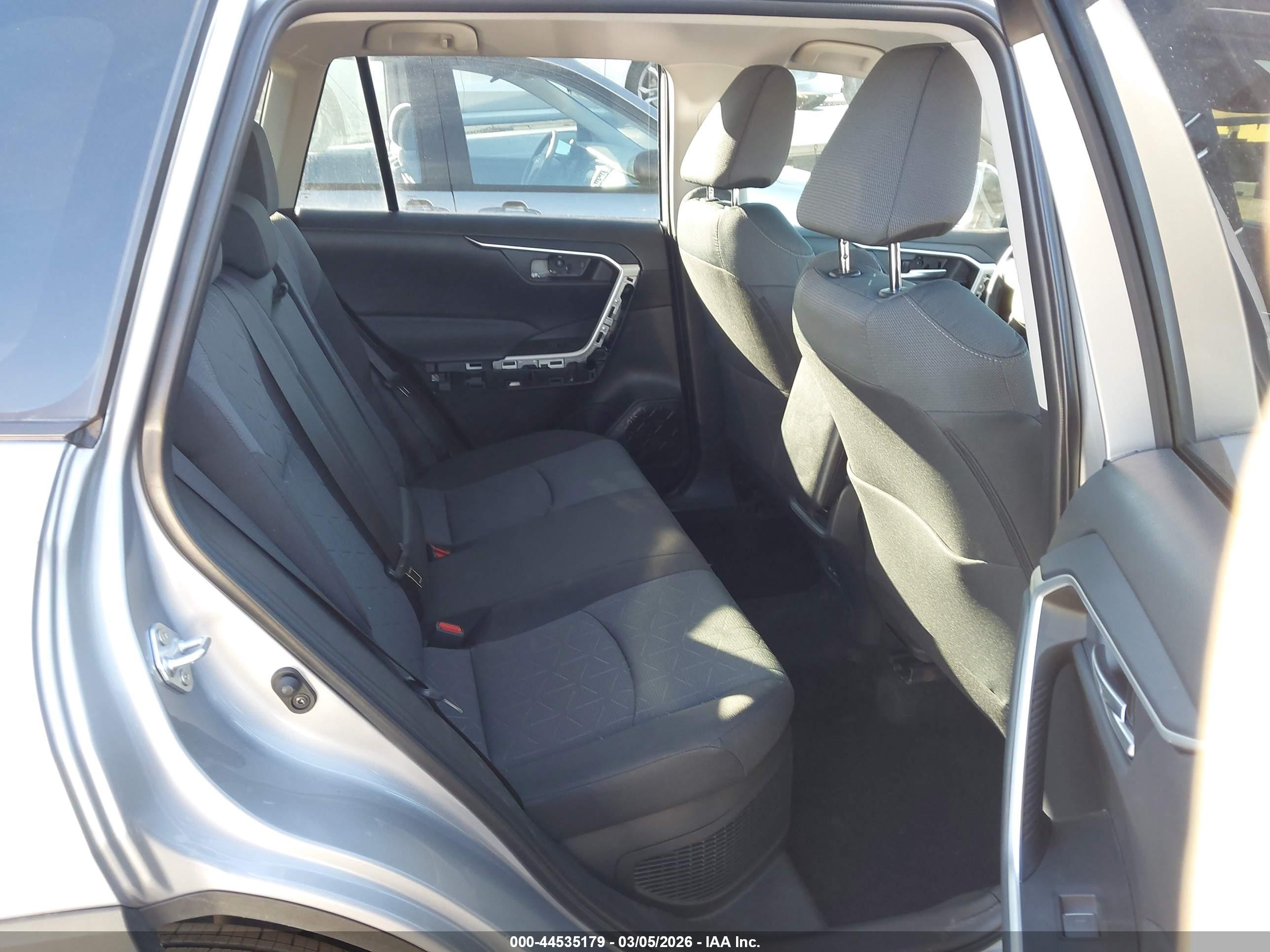 TOYOTA RAV4 image 8