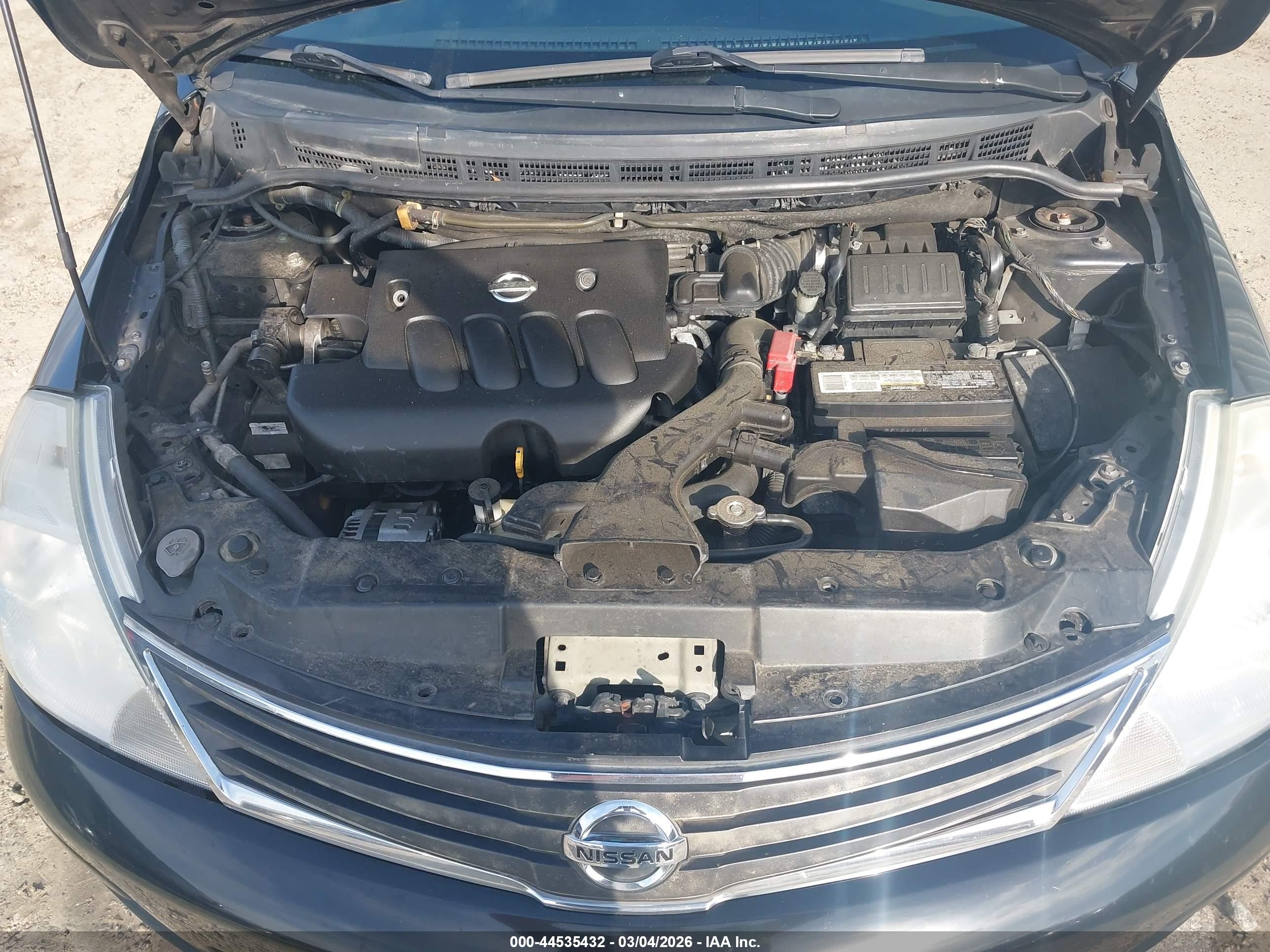 NISSAN VERSA image 10