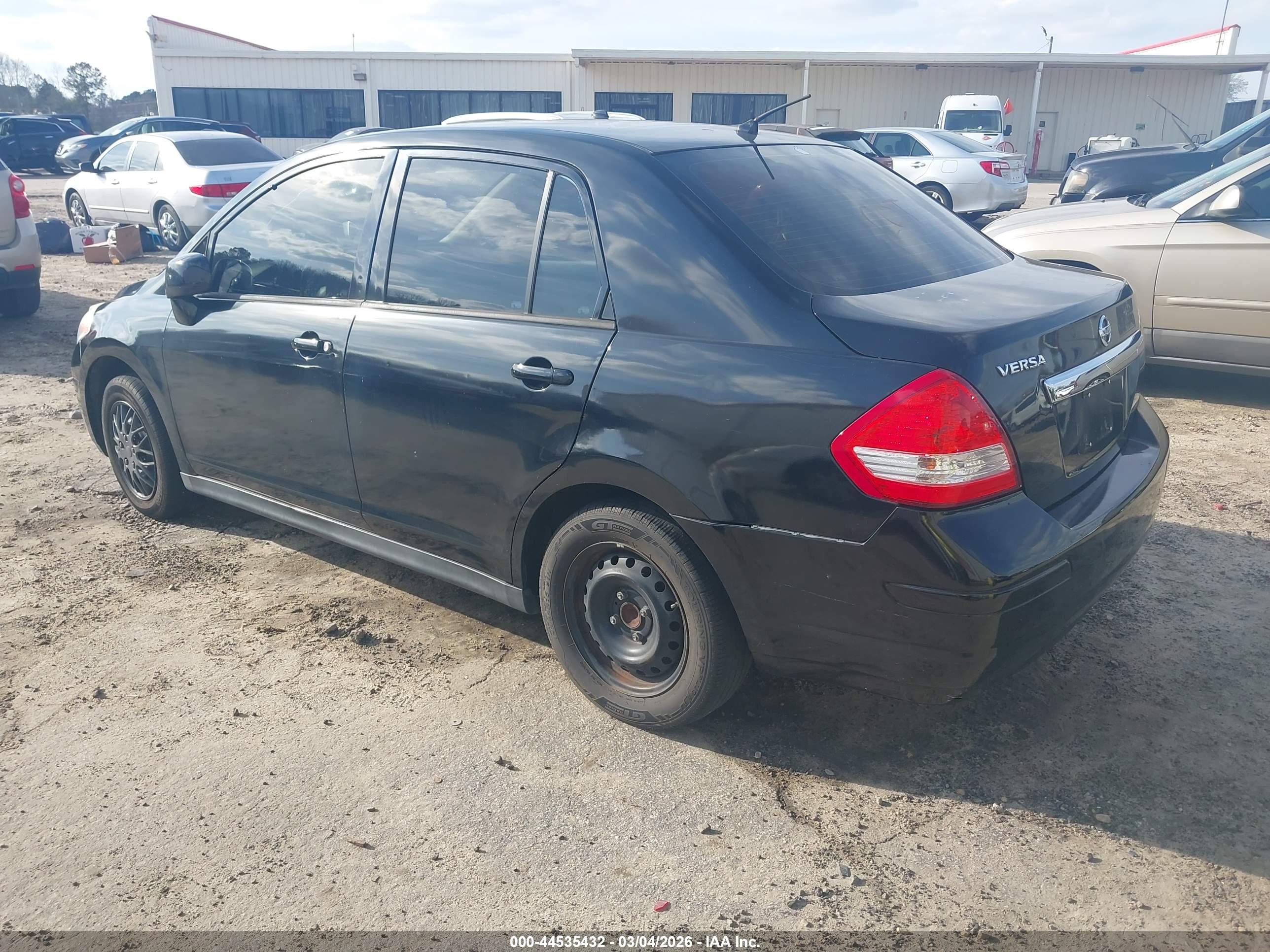 NISSAN VERSA image 3