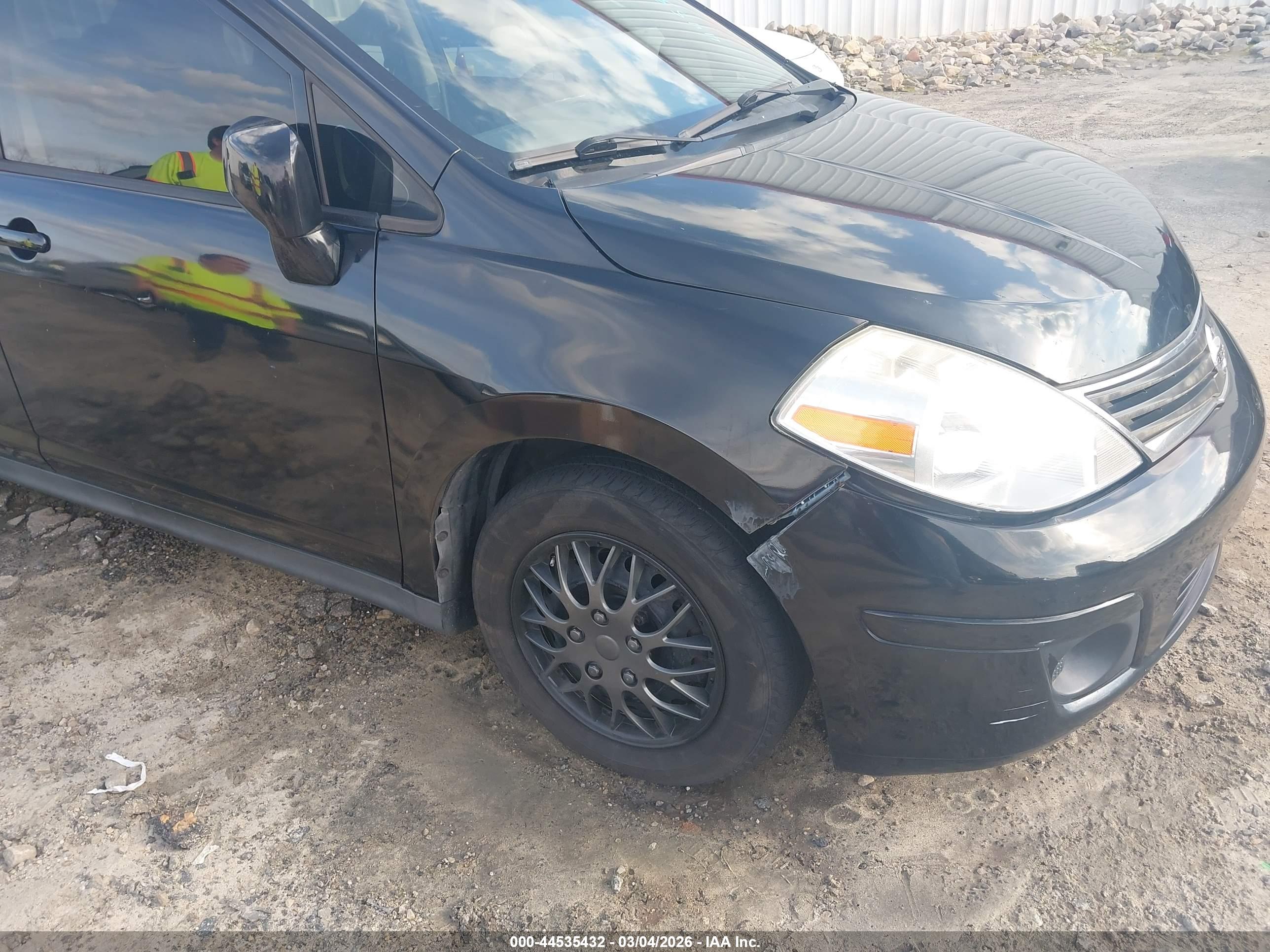 NISSAN VERSA image 6
