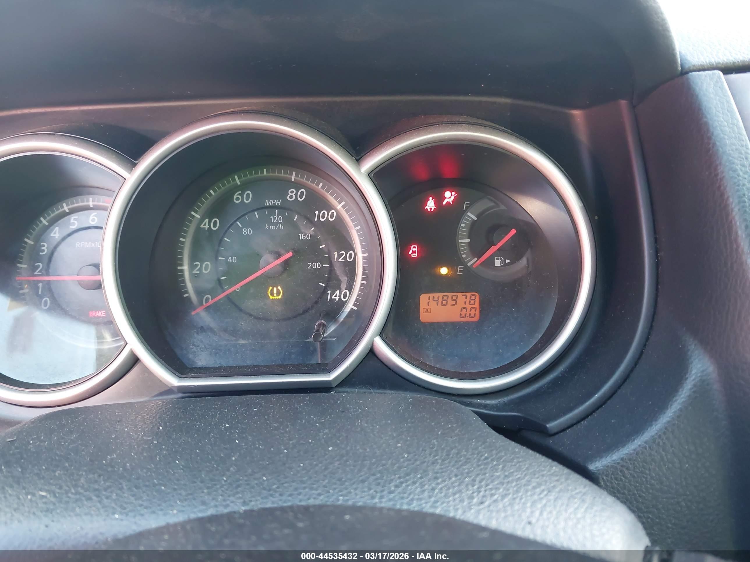 NISSAN VERSA image 7