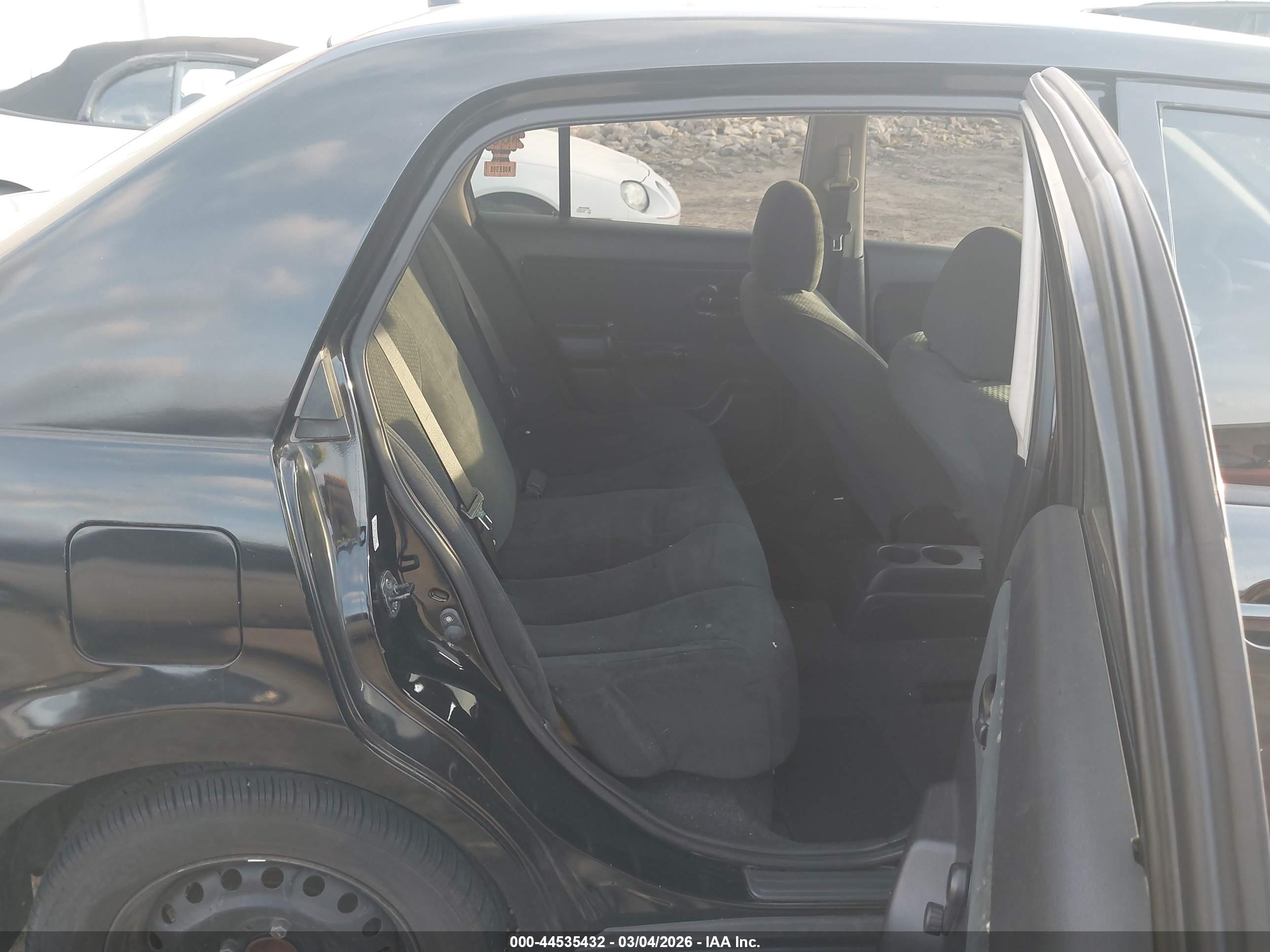 NISSAN VERSA image 8